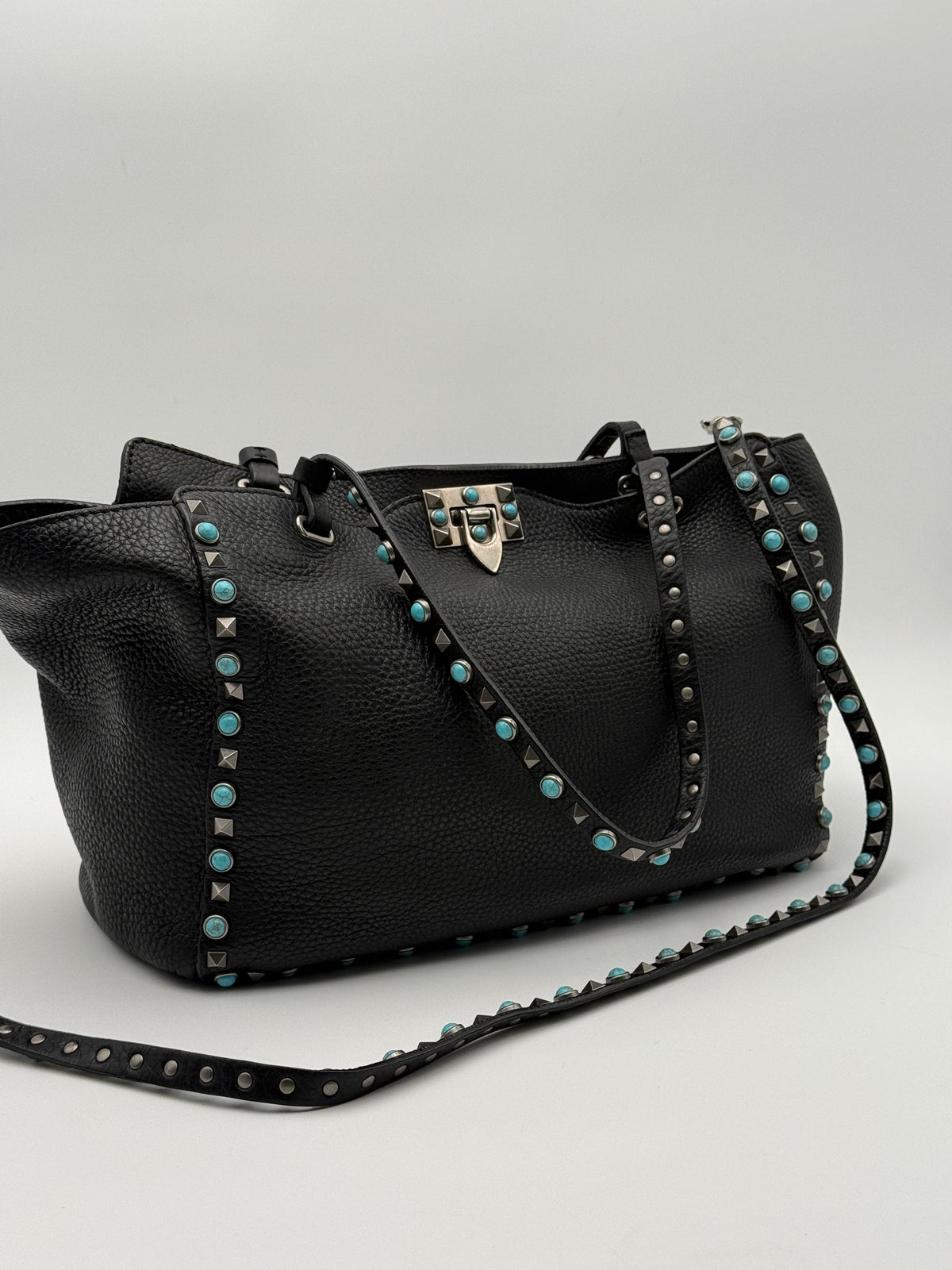 Valentino Garavani Borsa Tote Rockstud Medium Rolling in Pelle Granata Nera e Pietre Turchese - Mercatino di Ninni