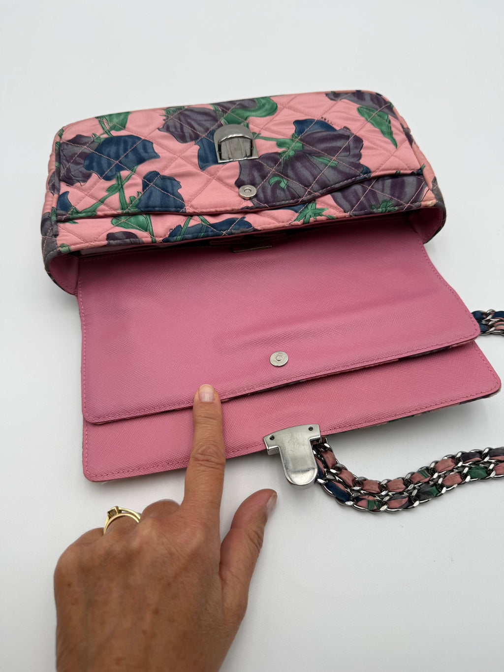 Prada Borsa Vintage Flap in Naylon Trapuntato con Motivo Floreale Rosa