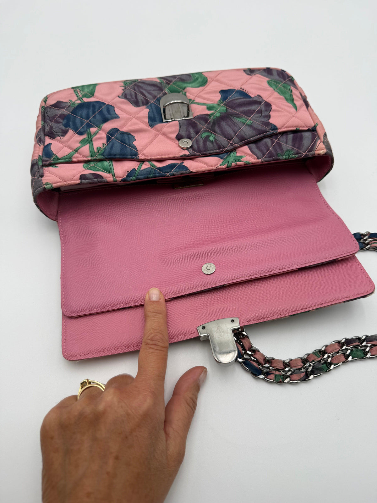 Prada Borsa Vintage Flap in Naylon Trapuntato con Motivo Floreale Rosa