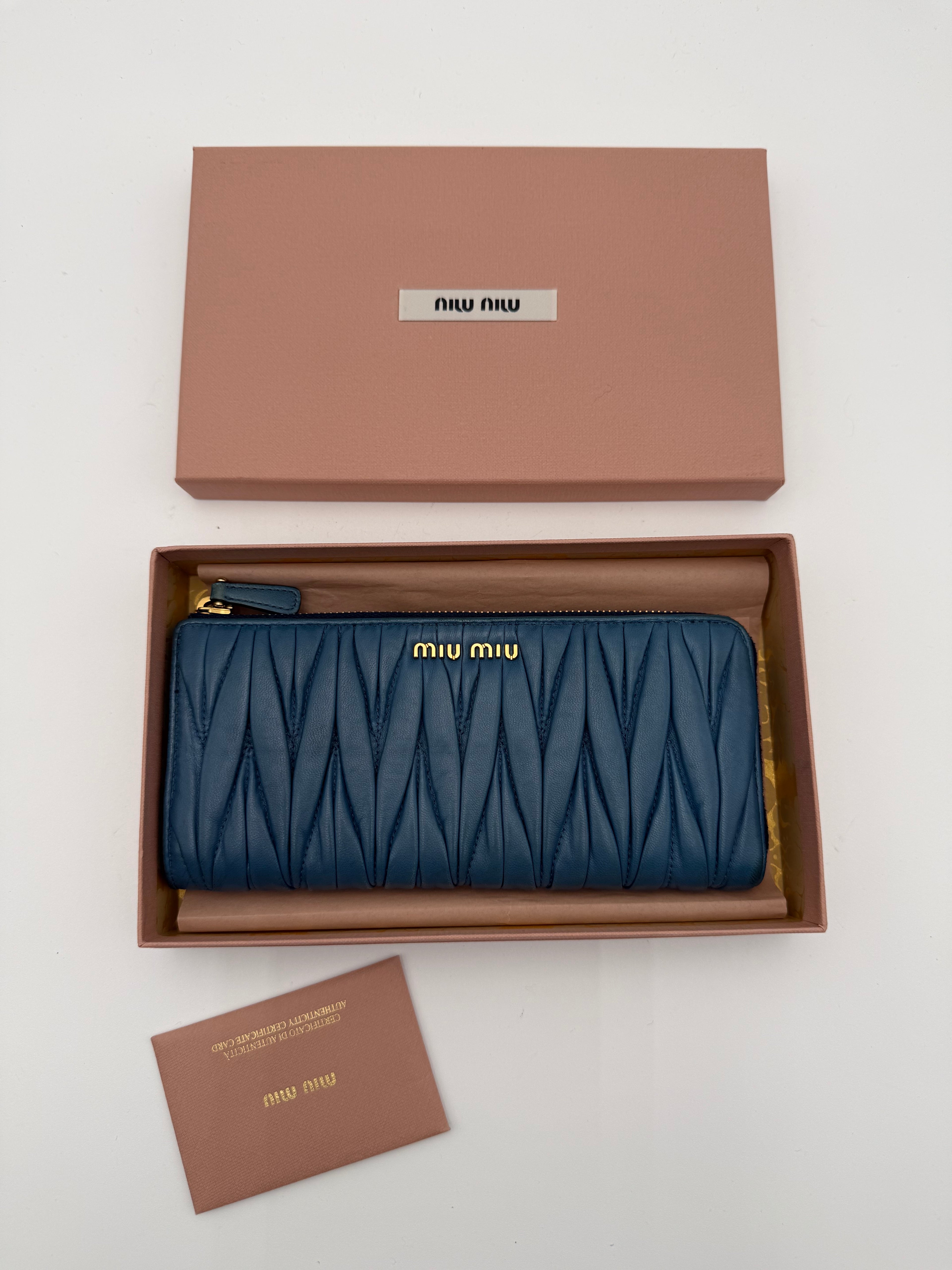 Miumiu Portafoglio in Pelle Matelassé Cobalto