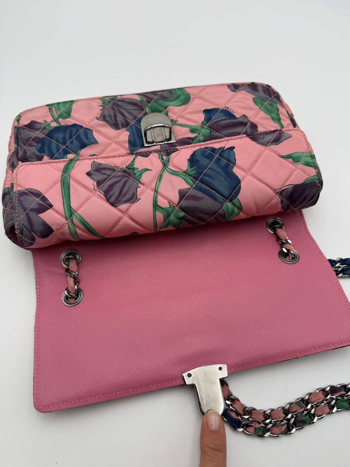 Prada Borsa Vintage Flap in Naylon Trapuntato con Motivo Floreale Rosa