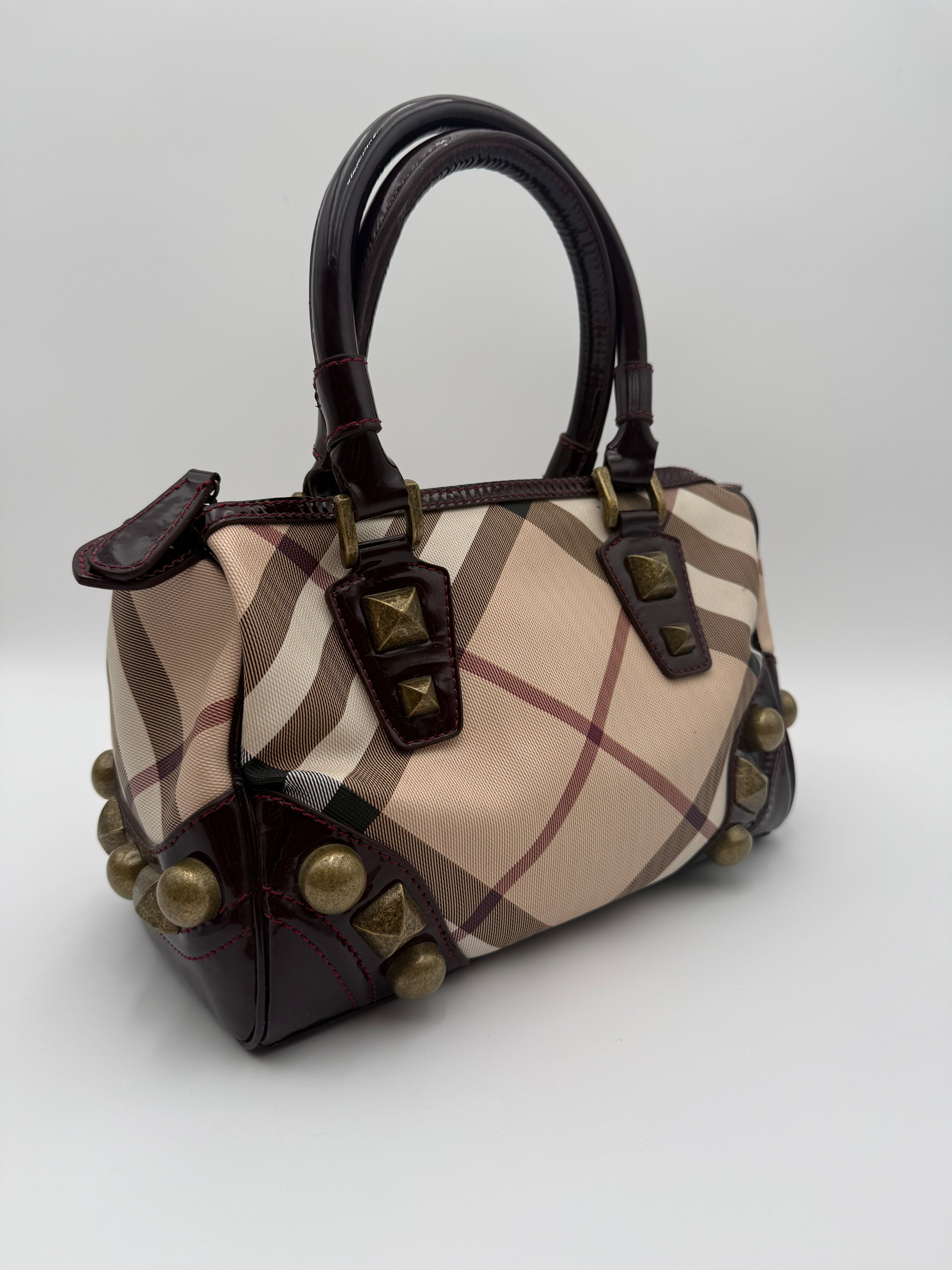Borsa Burberry Studded Bowling Bag in Canvas House Check e Vernice