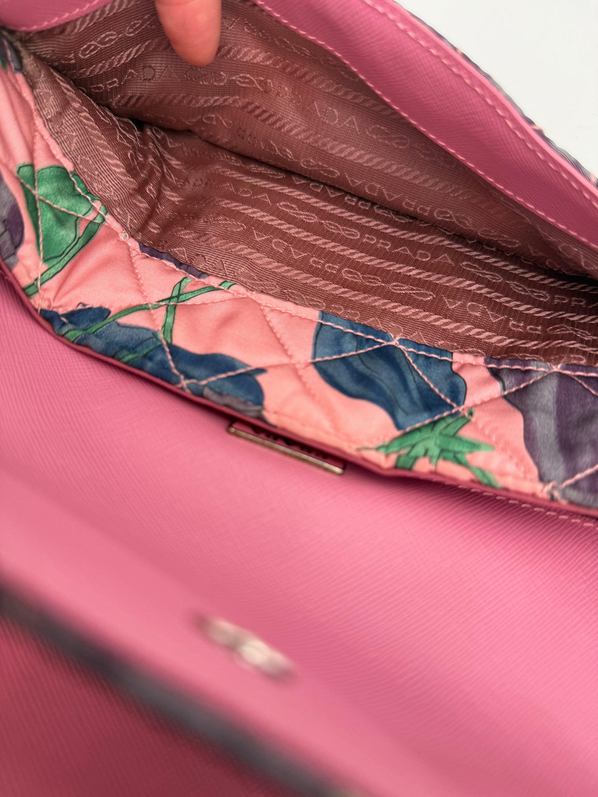 Prada Borsa Vintage Flap in Naylon Trapuntato con Motivo Floreale Rosa