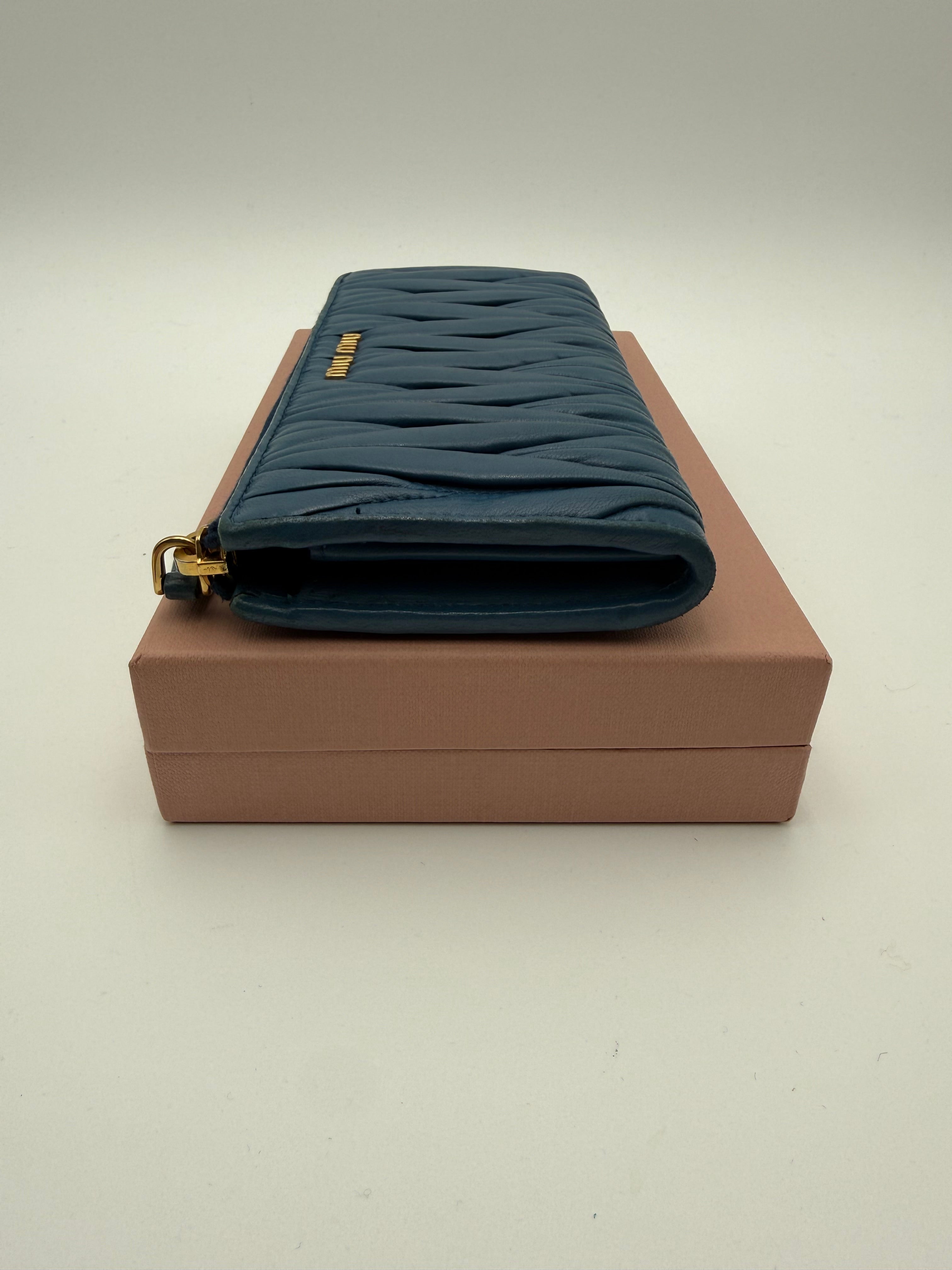 Miumiu Portafoglio in Pelle Matelassé Cobalto