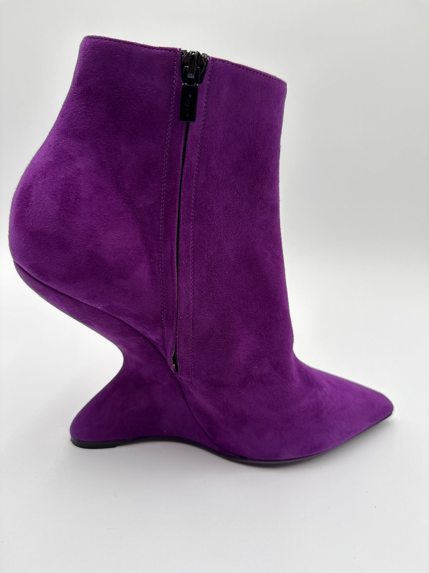 Salvatore Ferragamo Stivaletti Modello "Bolgheri" Cut-Out Bootie in Pelle Scamosciata Viola