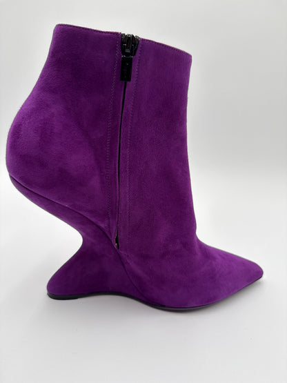 Salvatore Ferragamo Stivaletti Modello "Bolgheri" Cut-Out Bootie in Pelle Scamosciata Viola