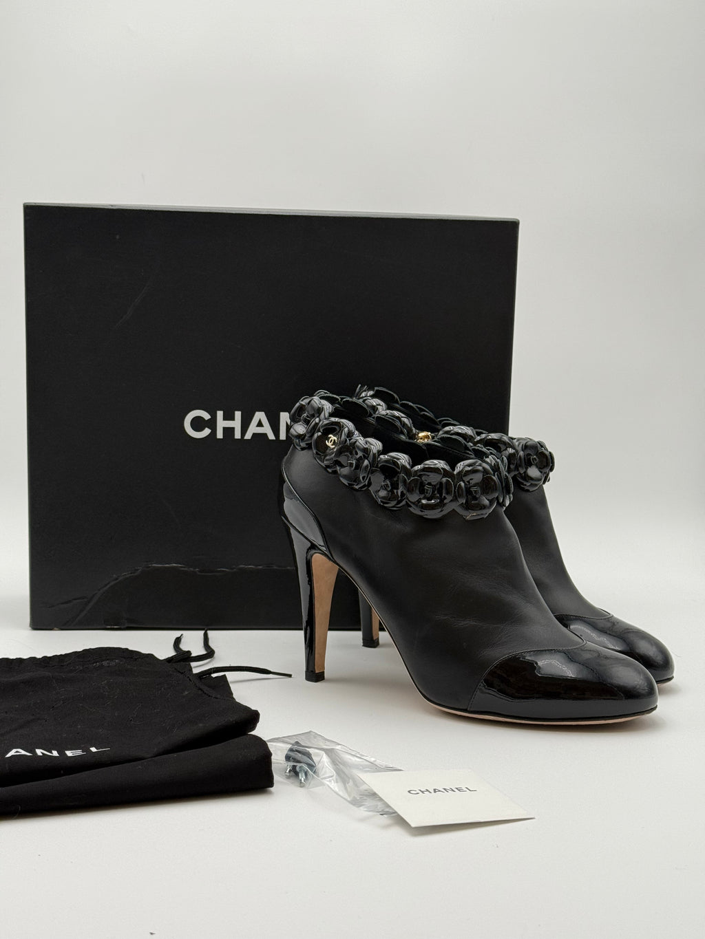 Chanel Stivaletto Camelia in Vernice Nero