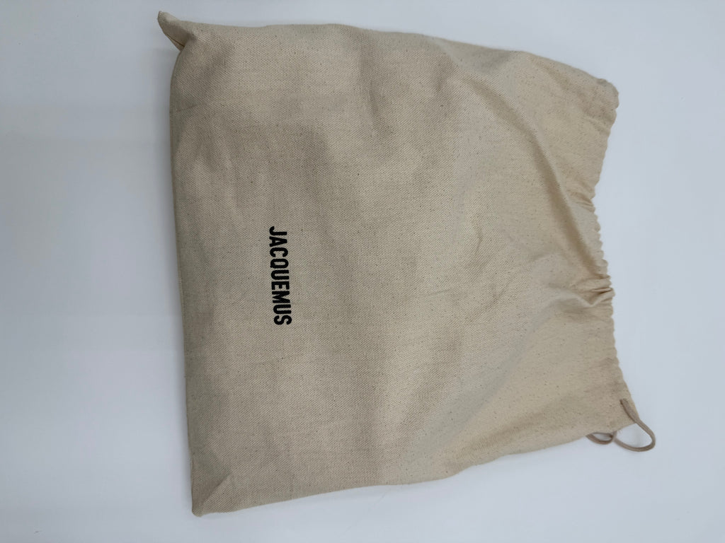 Jcquemus Borsa Le Bambino Long in tessuto Canvas intrecciato beige  con dettagli e tracolla in pelle nera.