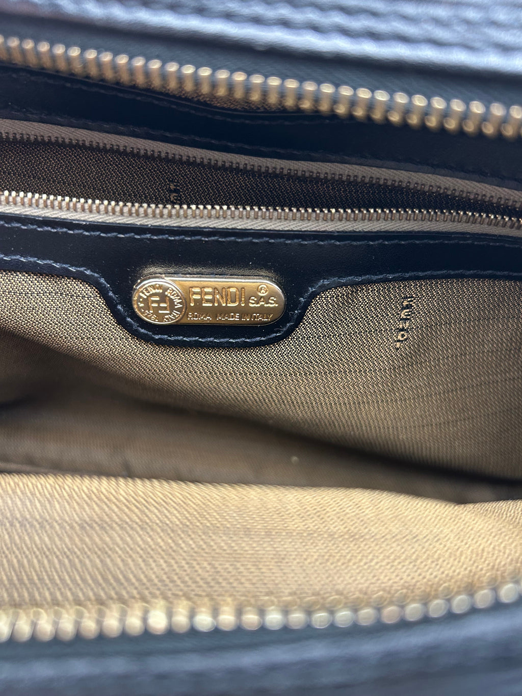 Fendi Borsa a Tracolla Epi in Pelle Nera Fendi