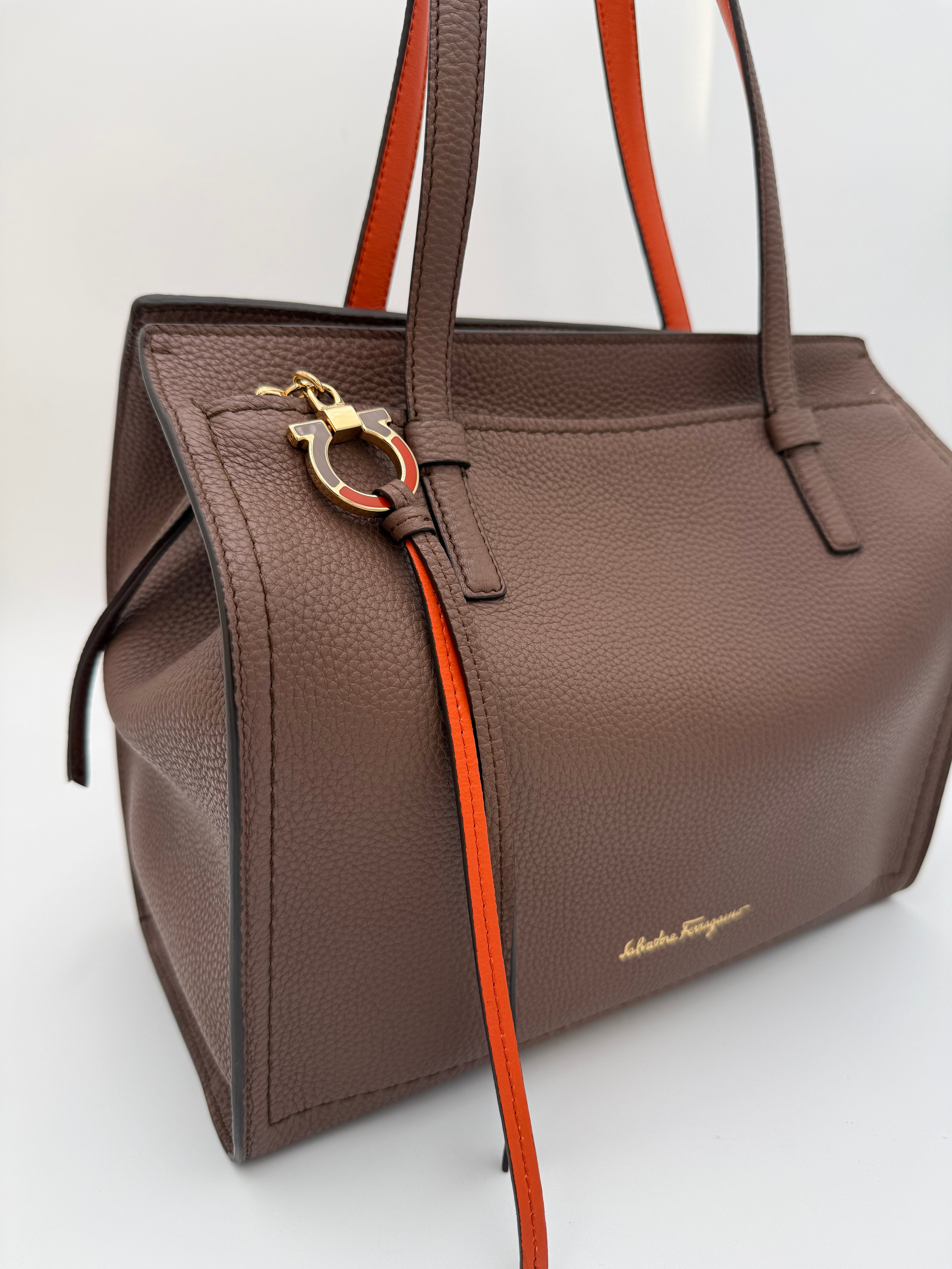 Ferragamo Borsa Amy Tote Media in Pelle Martellata Marrone - Mercatino di Ninni