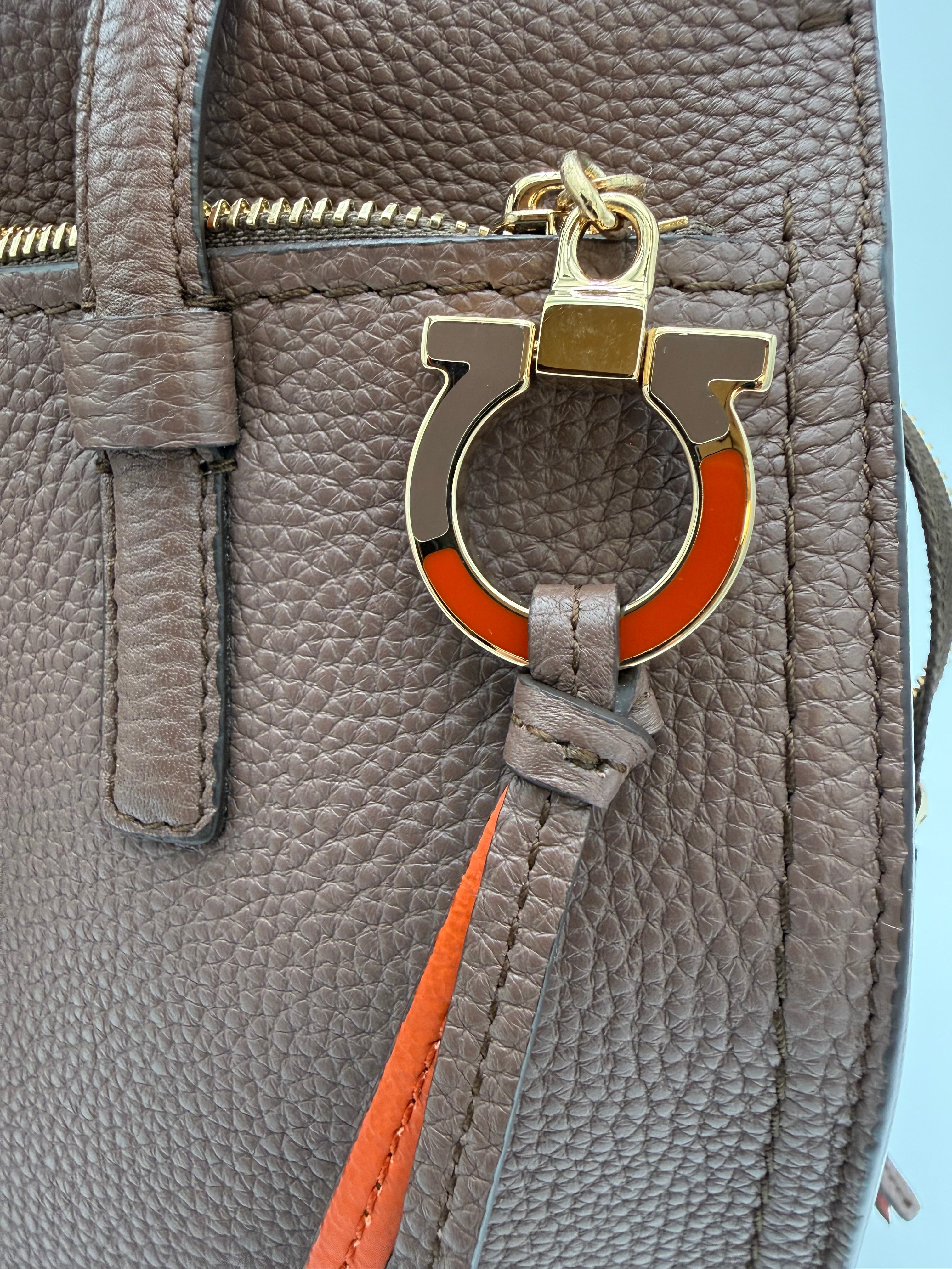 Ferragamo Borsa Amy Tote Media in Pelle Martellata Marrone - Mercatino di Ninni