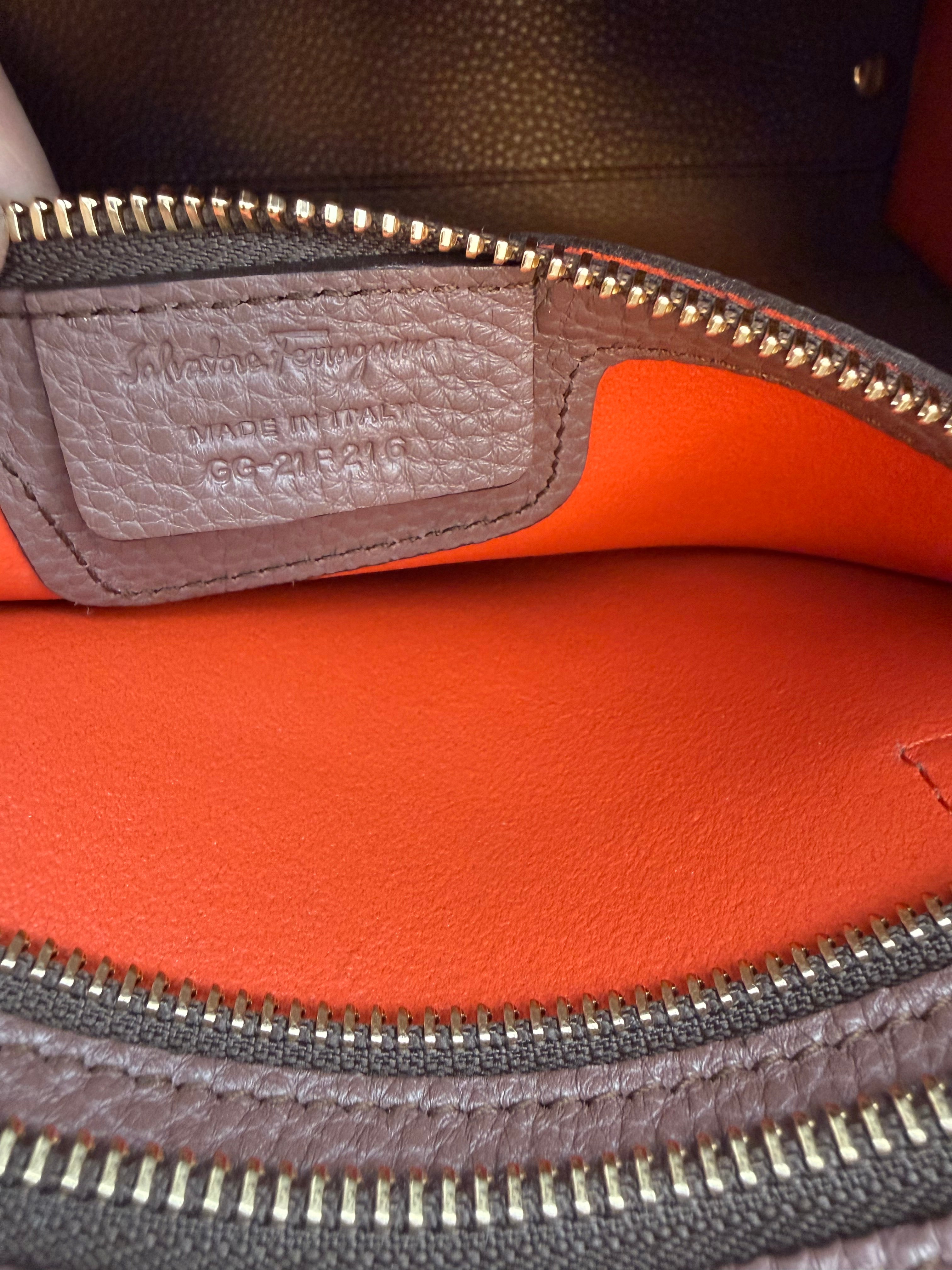 Ferragamo Borsa Amy Tote Media in Pelle Martellata Marrone - Mercatino di Ninni