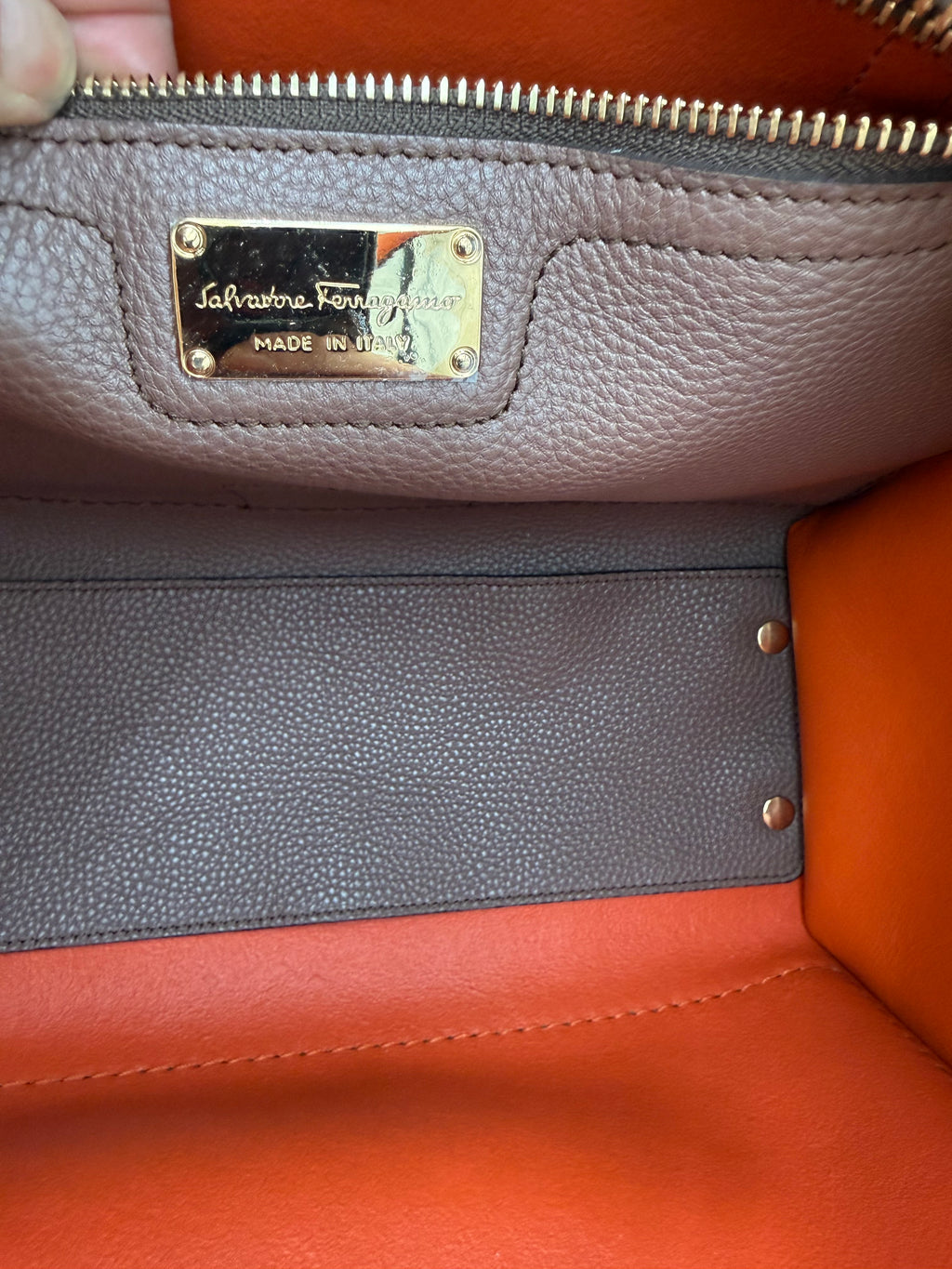 Ferragamo Borsa Amy Tote Media in Pelle Martellata Marrone - Mercatino di Ninni