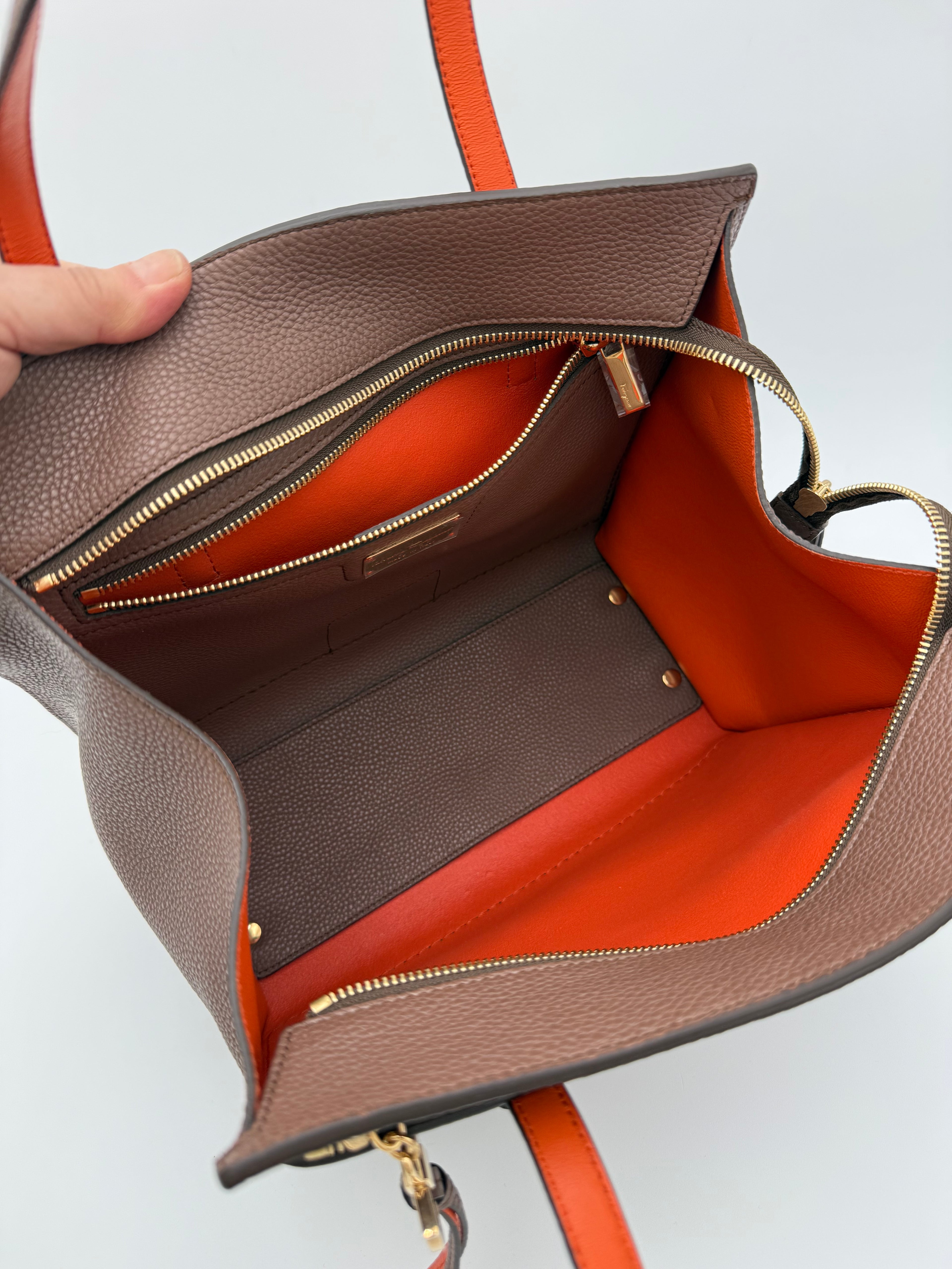 Ferragamo Borsa Amy Tote Media in Pelle Martellata Marrone - Mercatino di Ninni