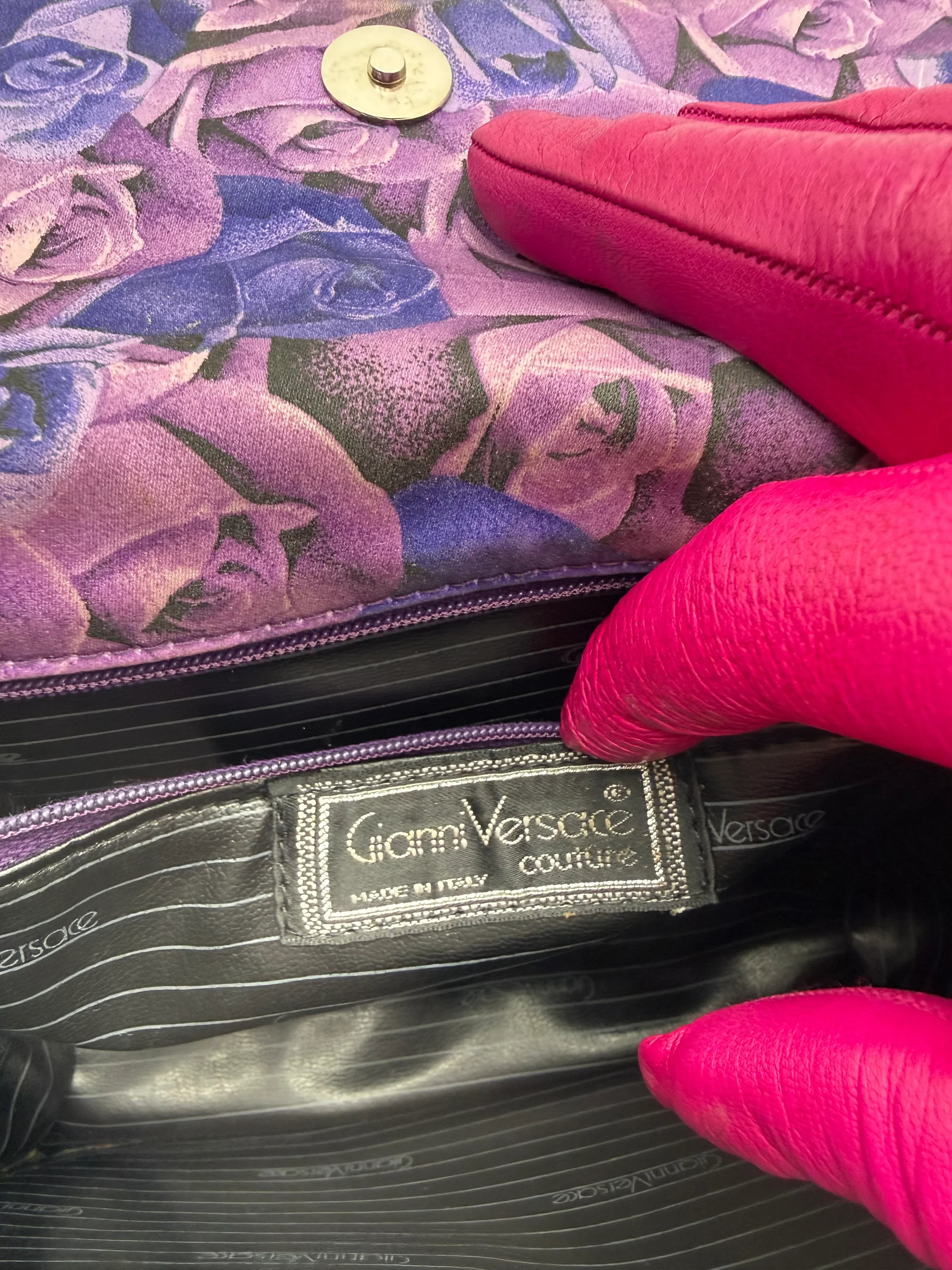 Gianni-Versace-Pochette-Vintage-in-Tessuto-Stampa-Rose-Viola-Mercatino-di-Ninni-71635349930333 - Mercatino di Ninni