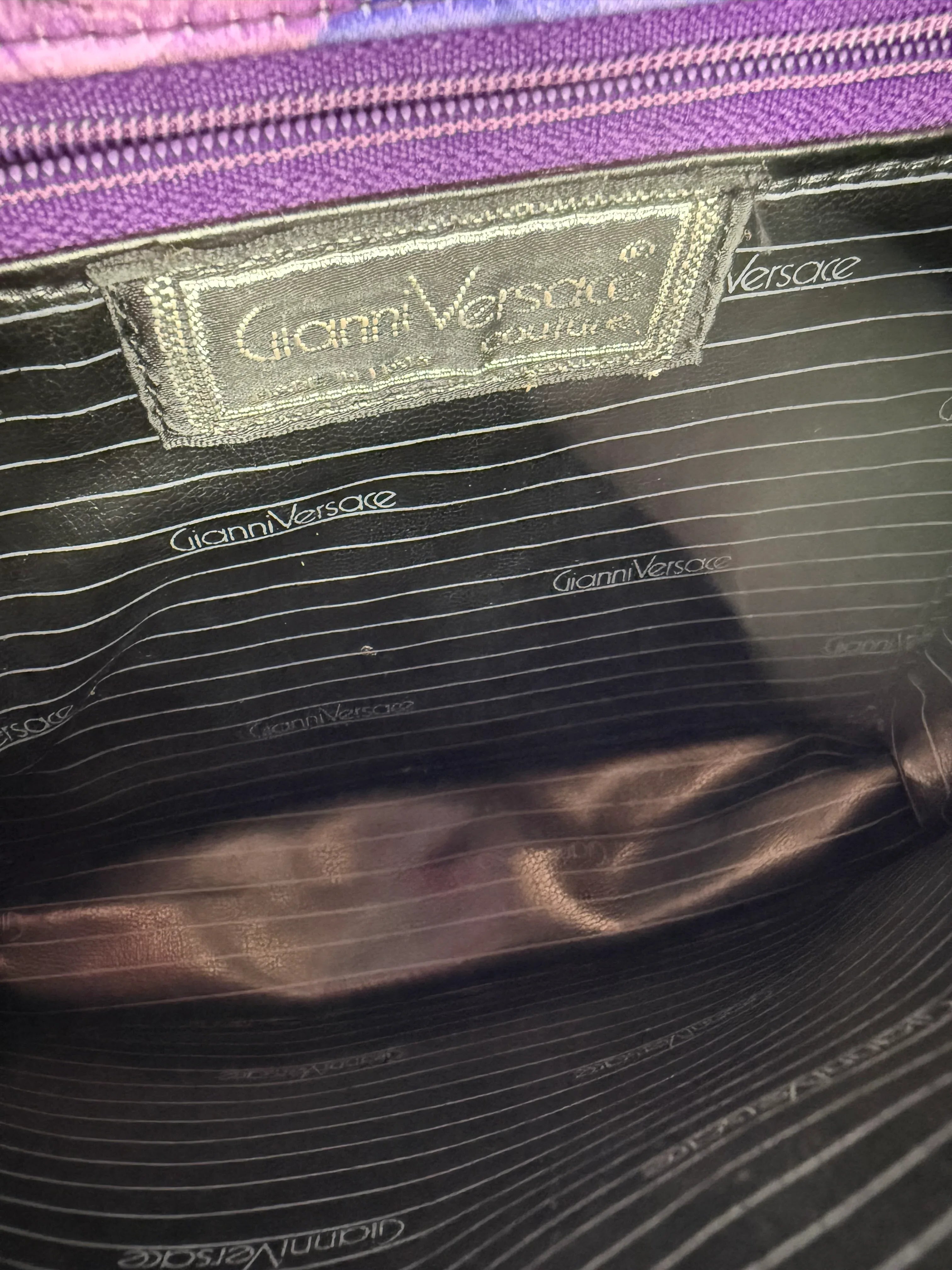 Gianni-Versace-Pochette-Vintage-in-Tessuto-Stampa-Rose-Viola-Mercatino-di-Ninni-71635349995869 - Mercatino di Ninni