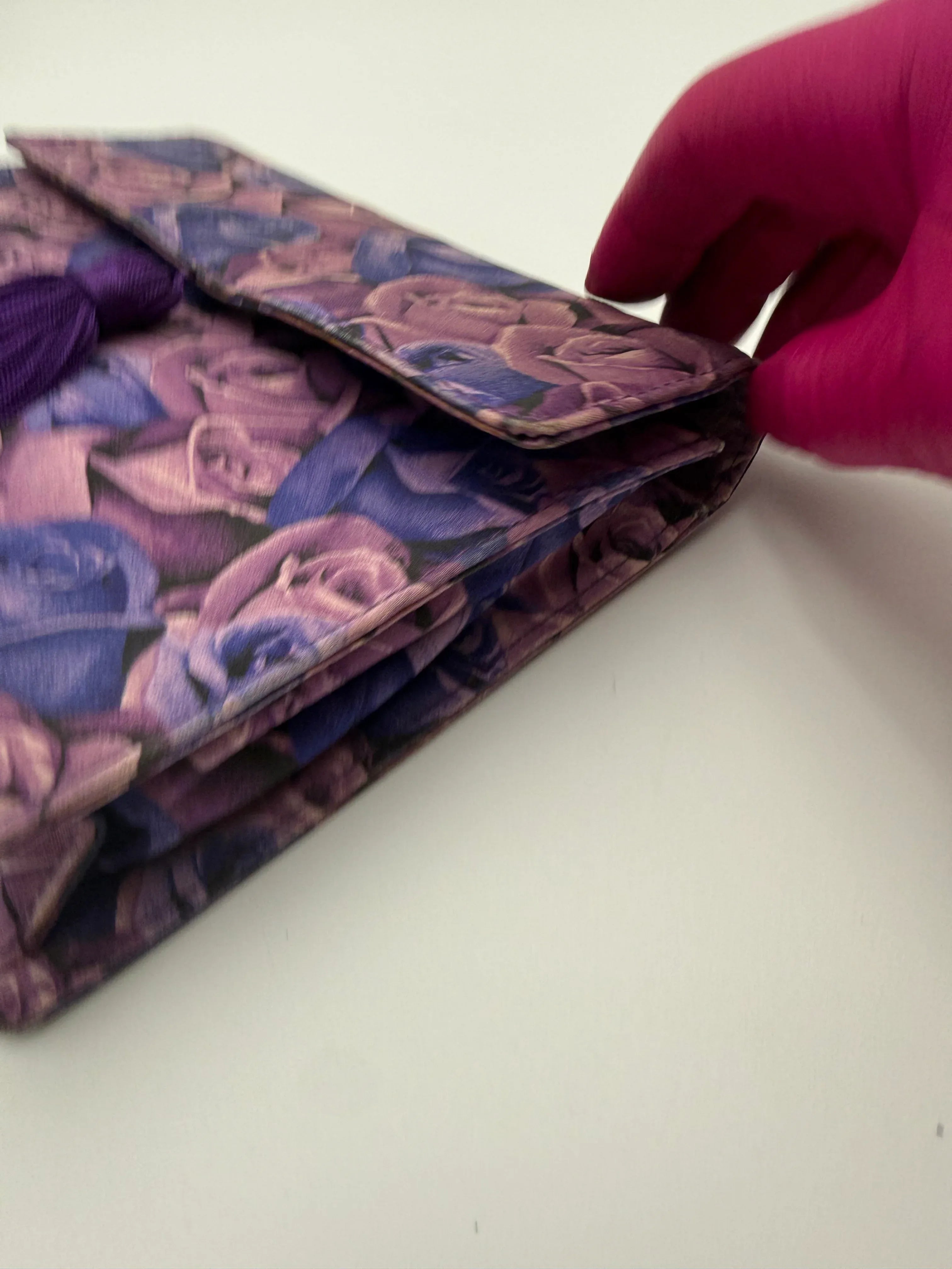 Gianni-Versace-Pochette-Vintage-in-Tessuto-Stampa-Rose-Viola-Mercatino-di-Ninni-71635350094173 - Mercatino di Ninni