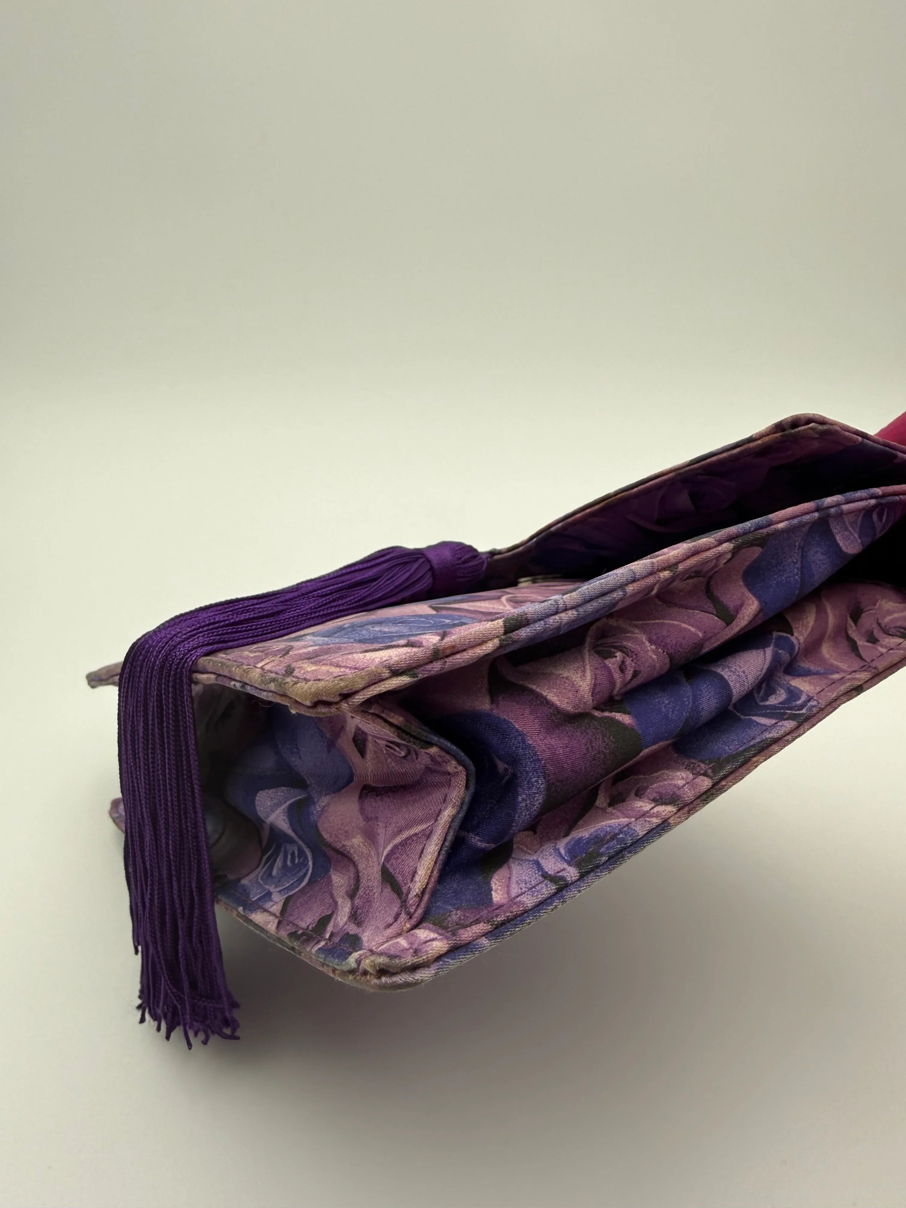 Gianni-Versace-Pochette-Vintage-in-Tessuto-Stampa-Rose-Viola-Mercatino-di-Ninni-71635350126941 - Mercatino di Ninni