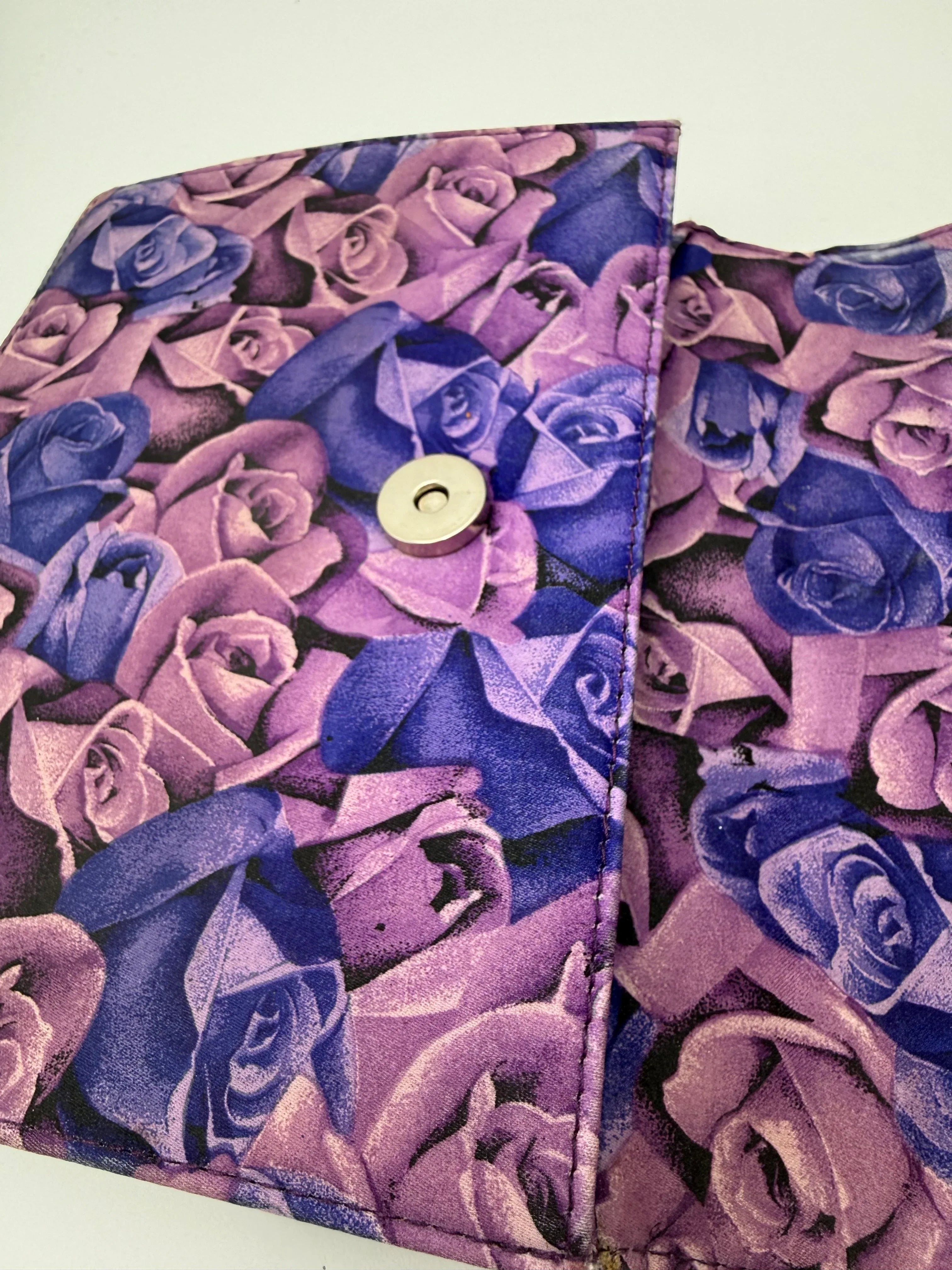 Gianni-Versace-Pochette-Vintage-in-Tessuto-Stampa-Rose-Viola-Mercatino-di-Ninni-71635367199069 - Mercatino di Ninni