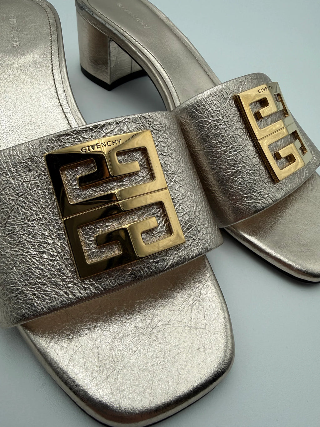 Givenchy Mules 4G in Pelle di Vitello Laminata Oro - Mercatino di Ninni