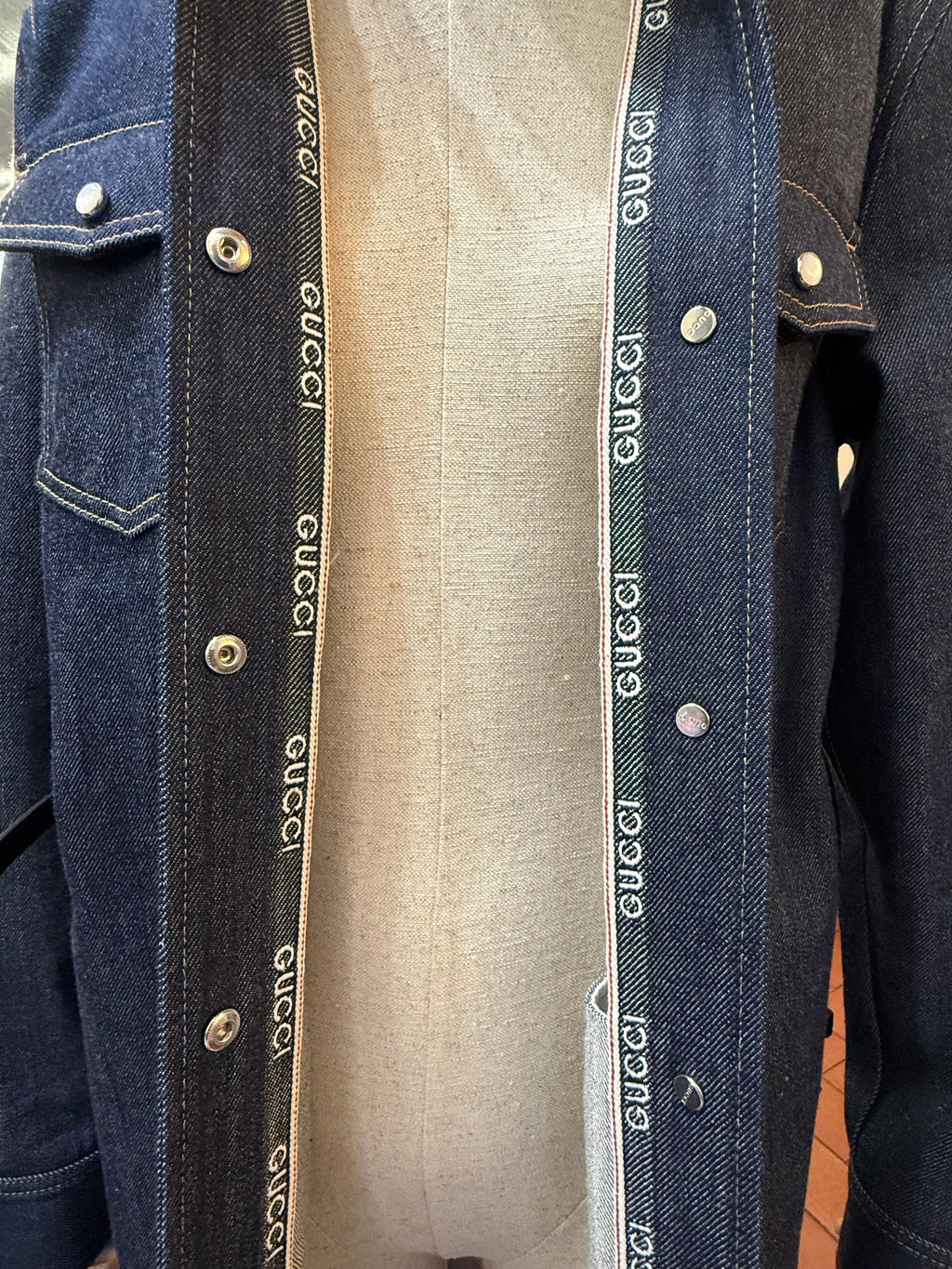 Gucci Abito Chemisier con Cintura e Banda Logo in Denim Blu Navy - Mercatino di Ninni