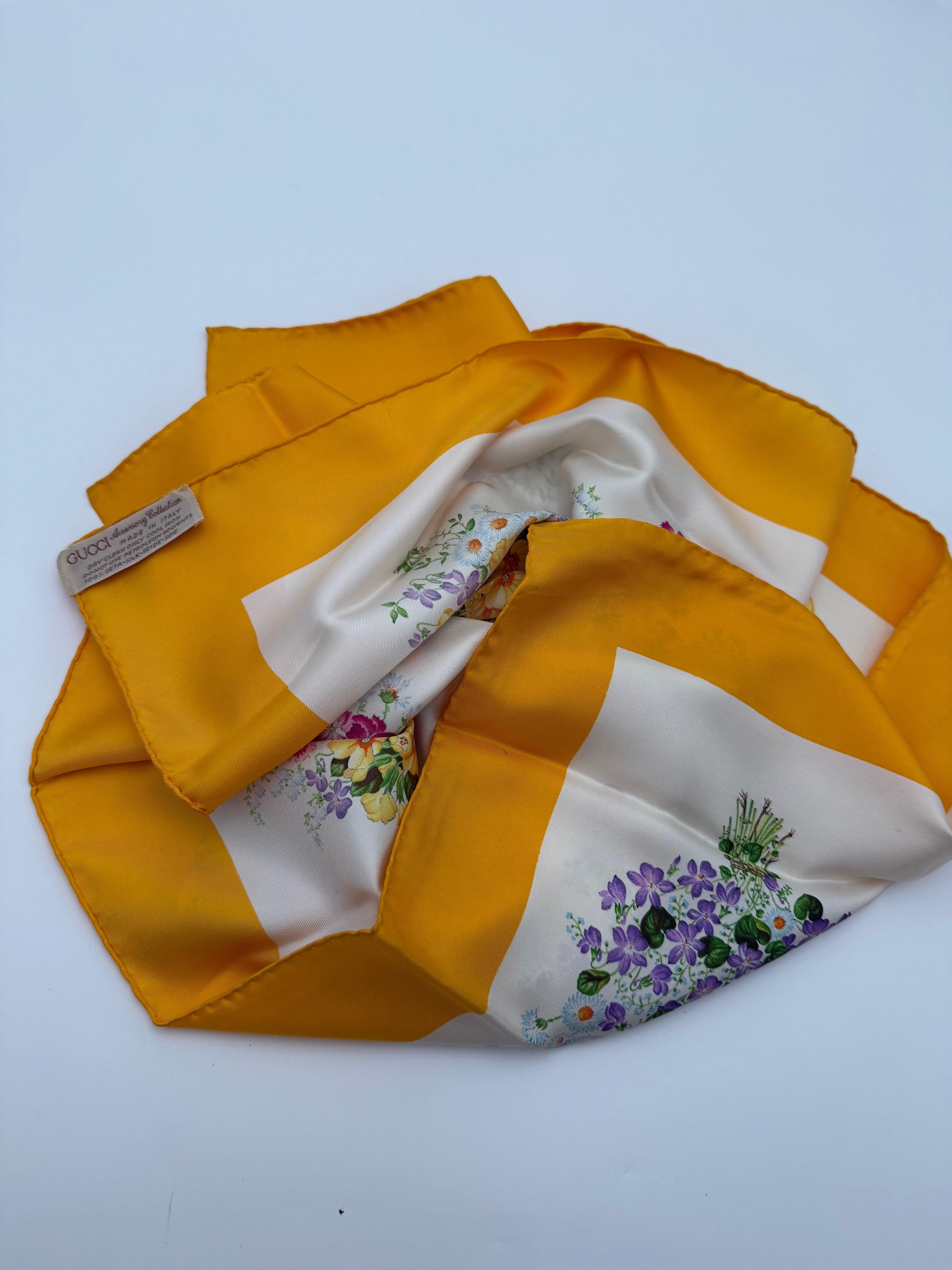 Gucci Foulard Vintage Accessory Collection Motivo Floreale con Bordo Senape - Mercatino di Ninni