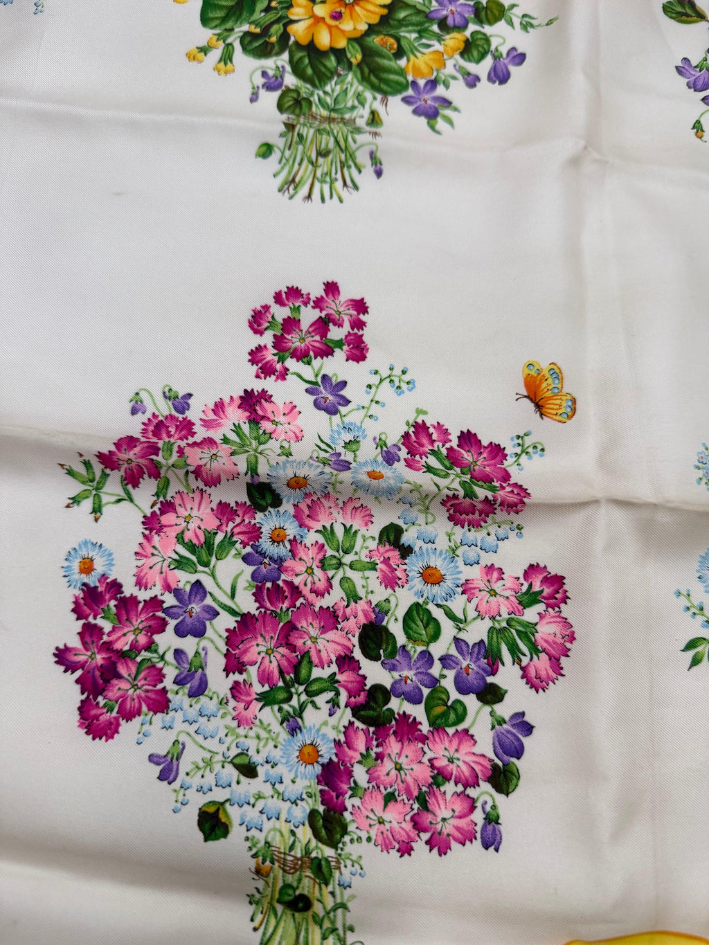 Gucci Foulard Vintage Accessory Collection Motivo Floreale con Bordo Senape - Mercatino di Ninni