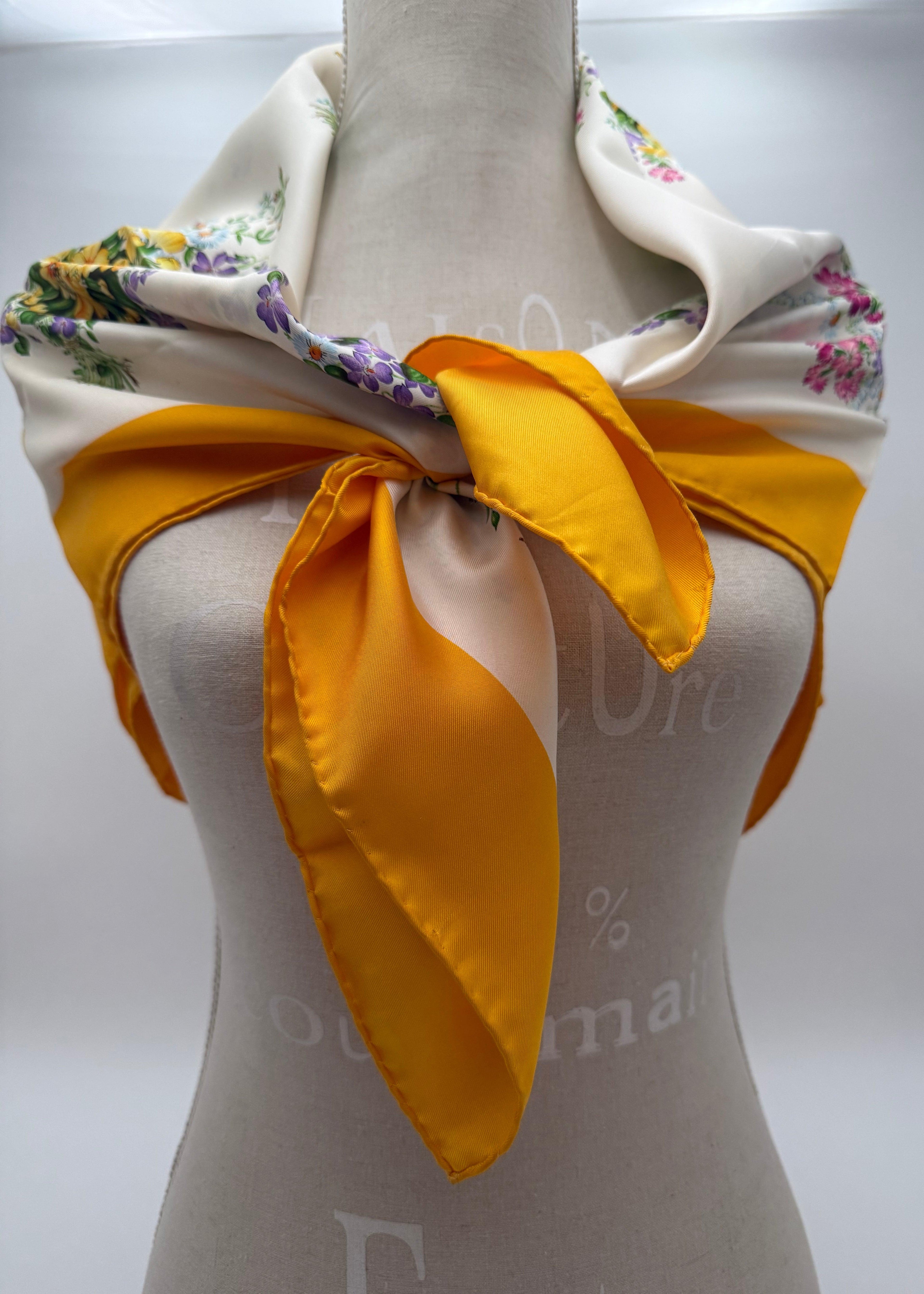 Gucci Foulard Vintage Accessory Collection Motivo Floreale con Bordo Senape - Mercatino di Ninni