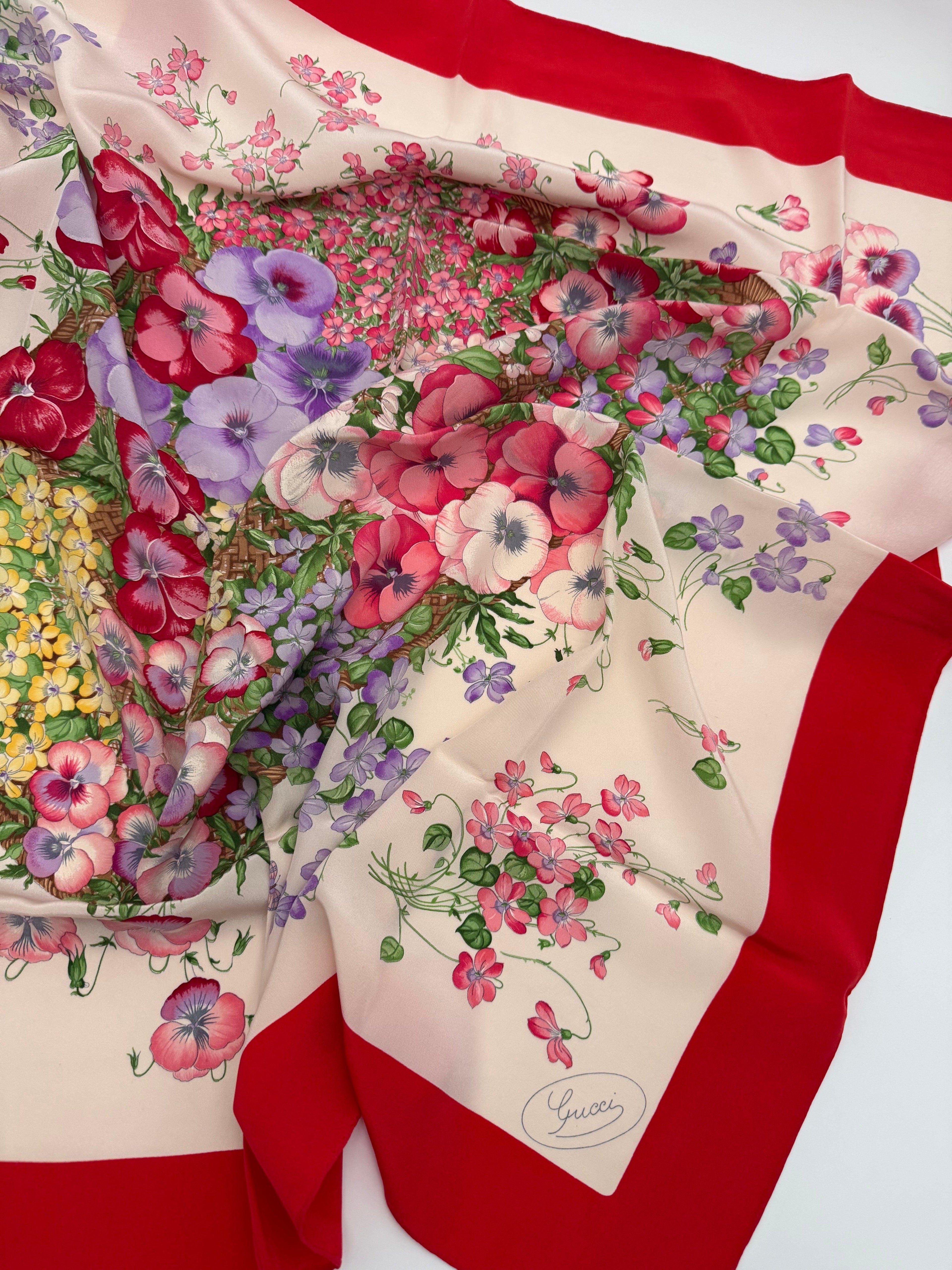 Gucci Foulard Vintage in Seta Motivo Floreale con Bordo Rosso - Mercatino di Ninni