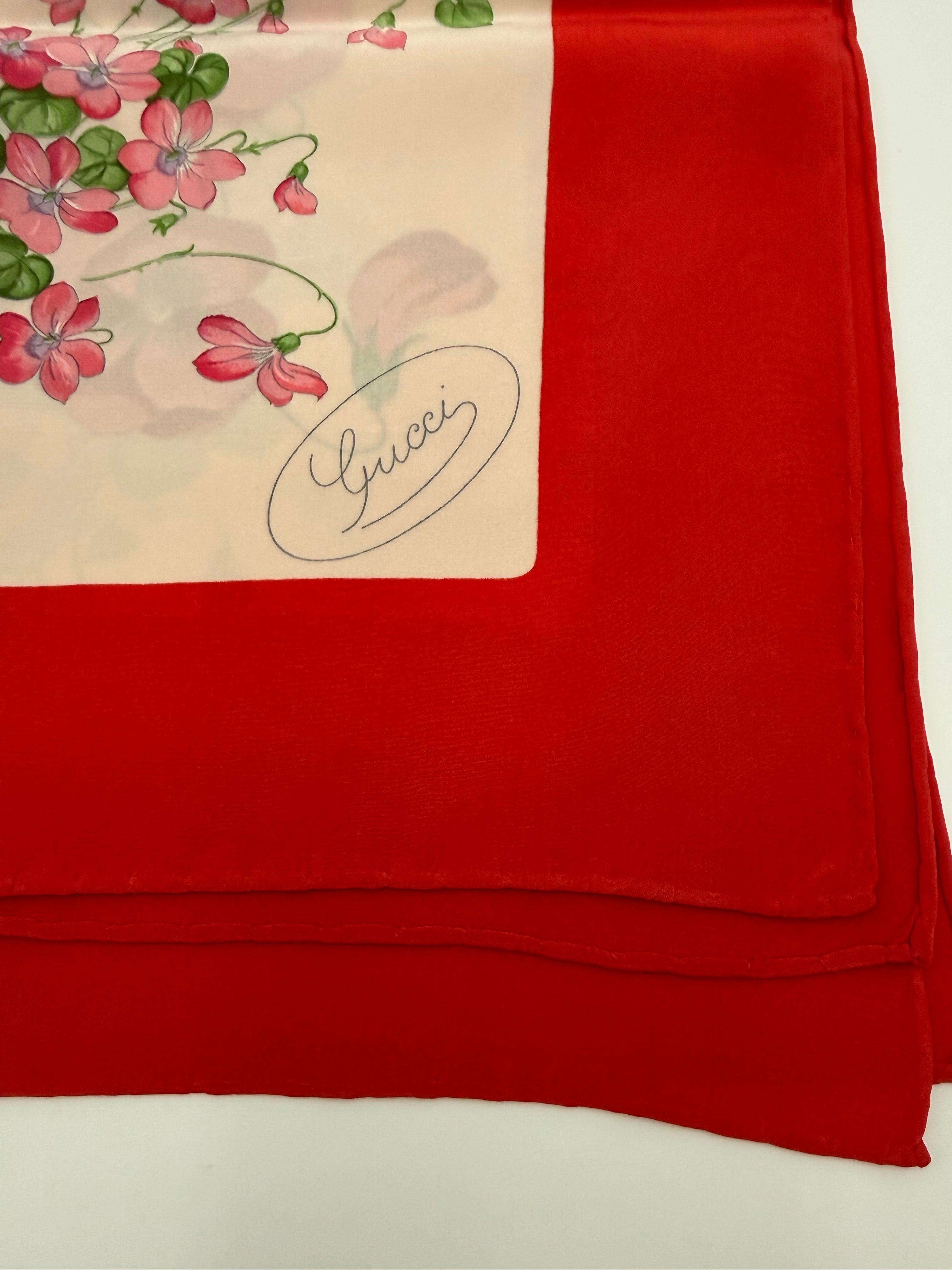 Gucci Foulard Vintage in Seta Motivo Floreale con Bordo Rosso - Mercatino di Ninni