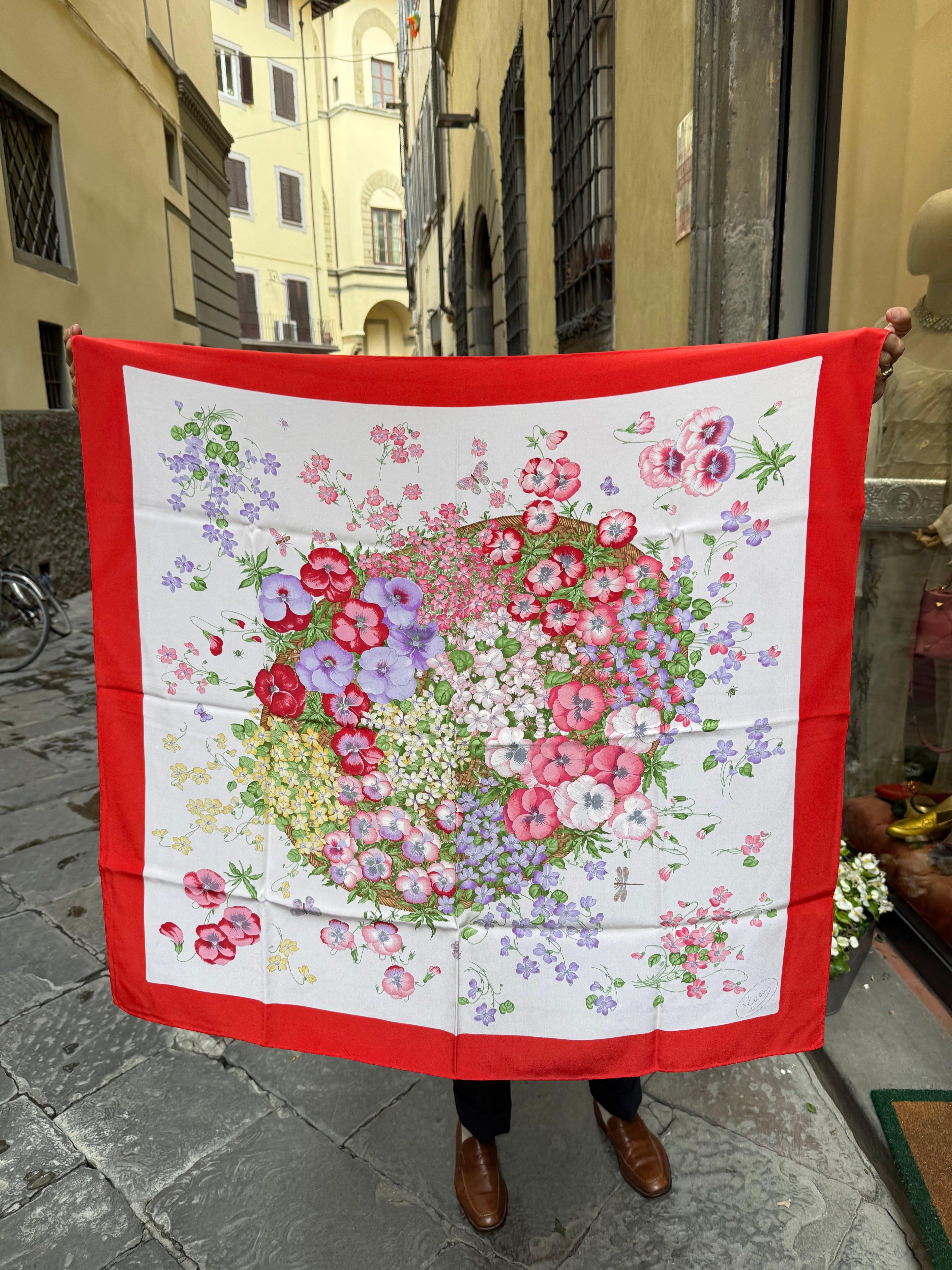 Gucci Foulard Vintage in Seta Motivo Floreale con Bordo Rosso - Mercatino di Ninni