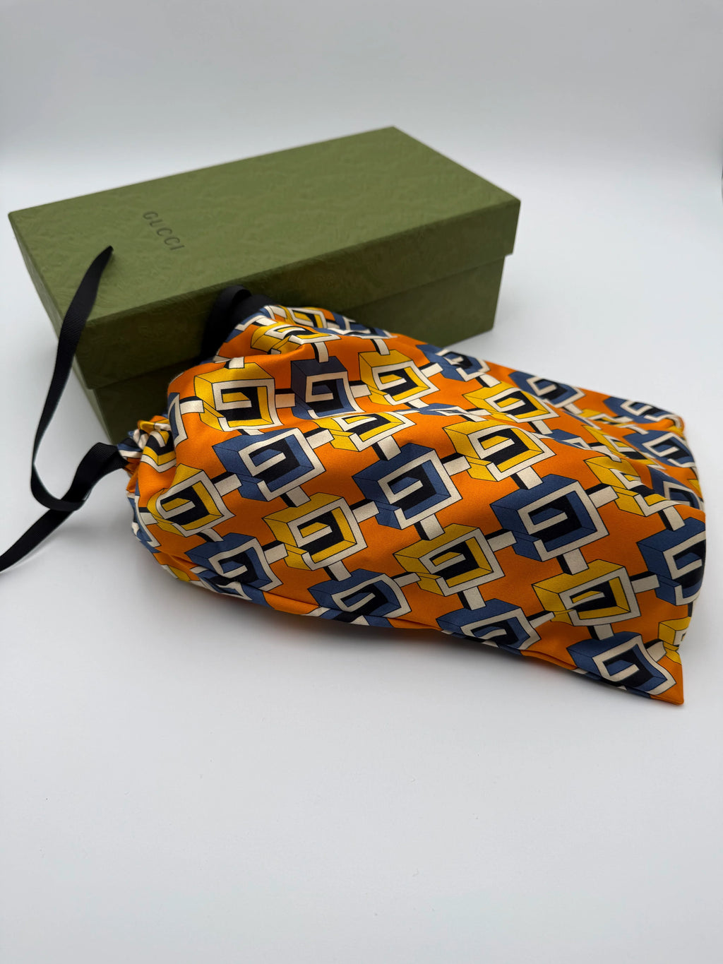 Gucci Slippers Geometric G Print in Raso Giallo e Blu - Mercatino di Ninni