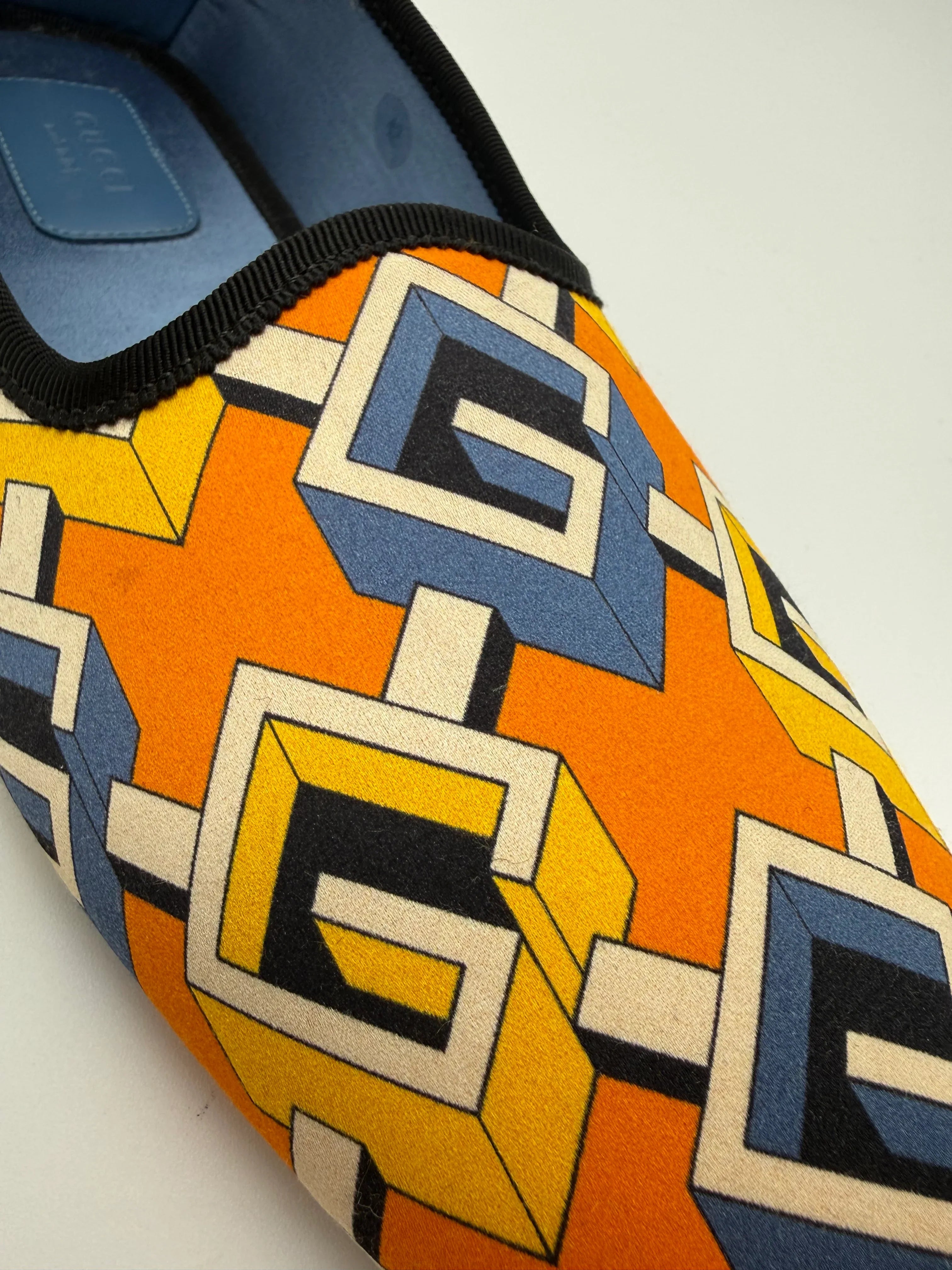 Gucci Slippers Geometric G Print in Raso Giallo e Blu - Mercatino di Ninni