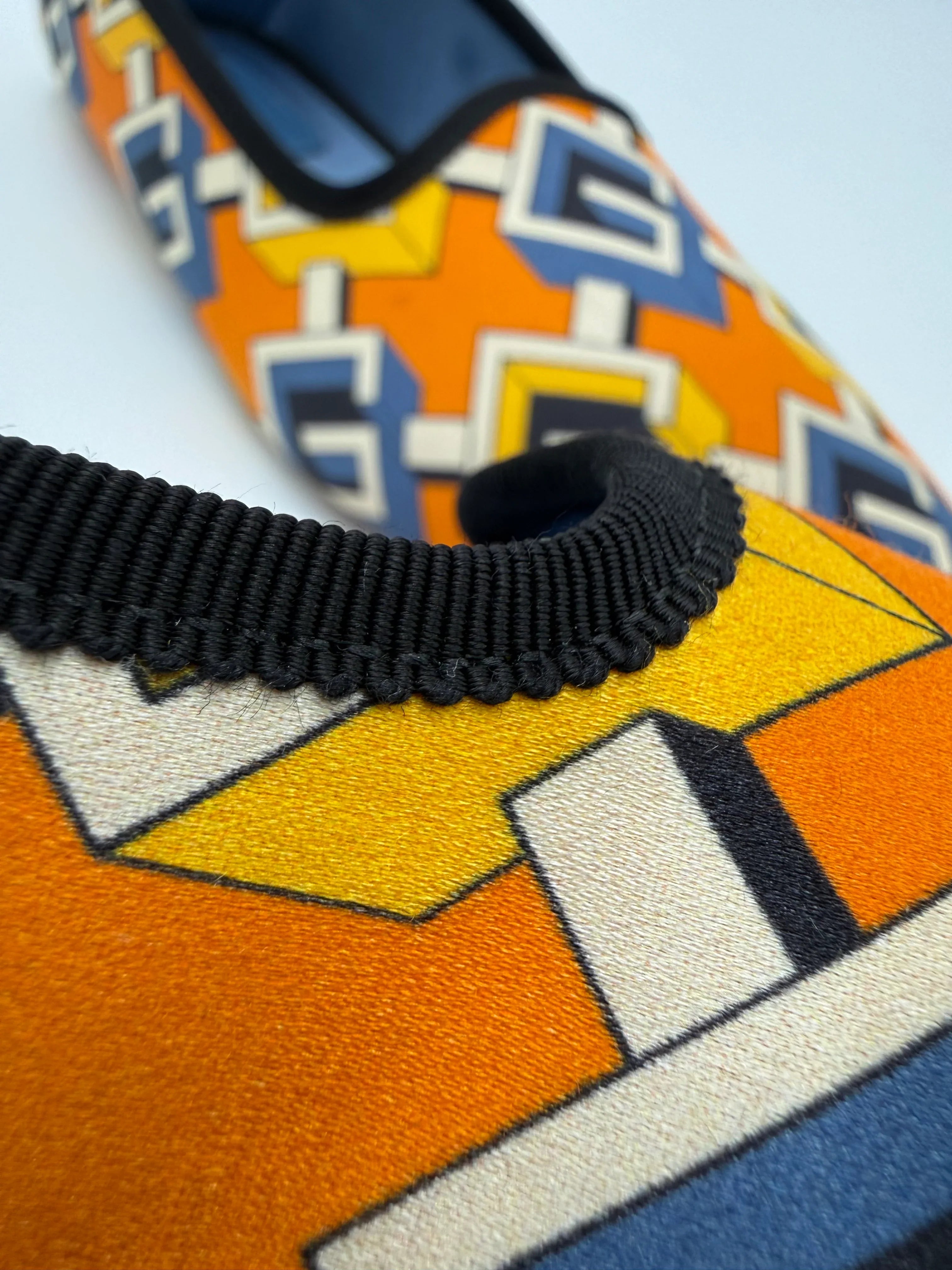 Gucci Slippers Geometric G Print in Raso Giallo e Blu - Mercatino di Ninni