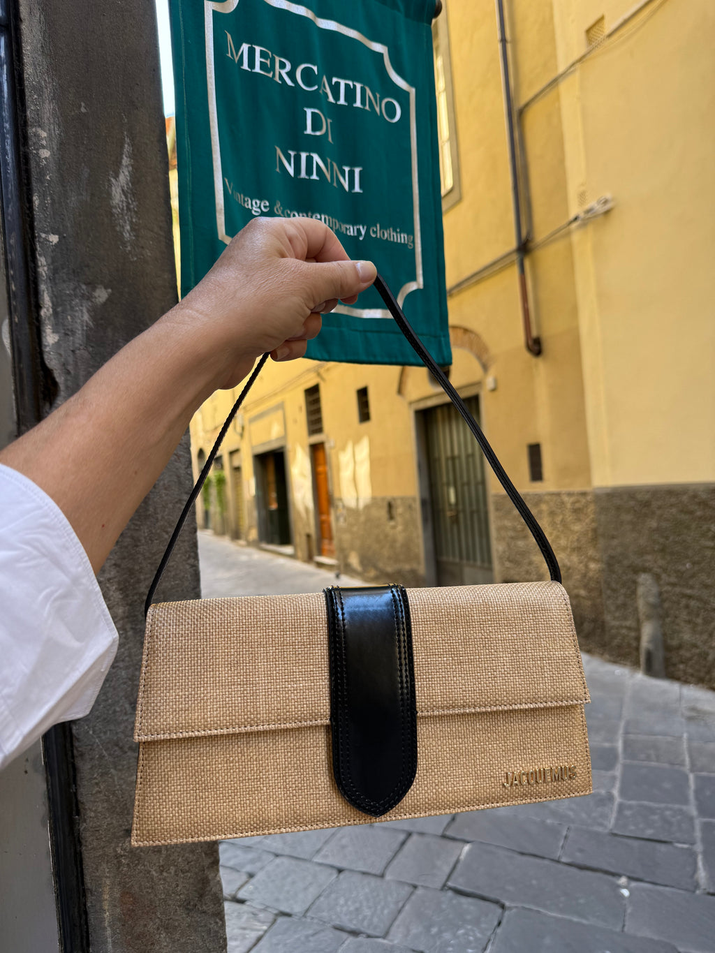 Jacquemus Borsa Le Bambino Long in Rafia Intrecciata Beige e Pelle Nera - Mercatino di Ninni
