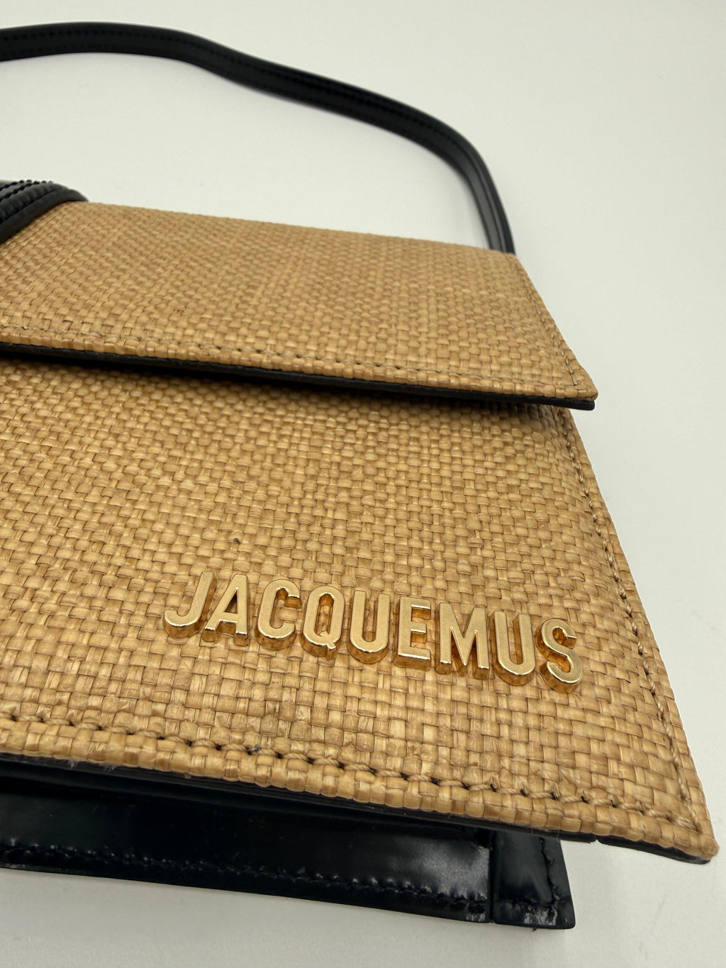 Jacquemus Borsa Le Bambino Long in Rafia Intrecciata Beige e Pelle Nera - Mercatino di Ninni