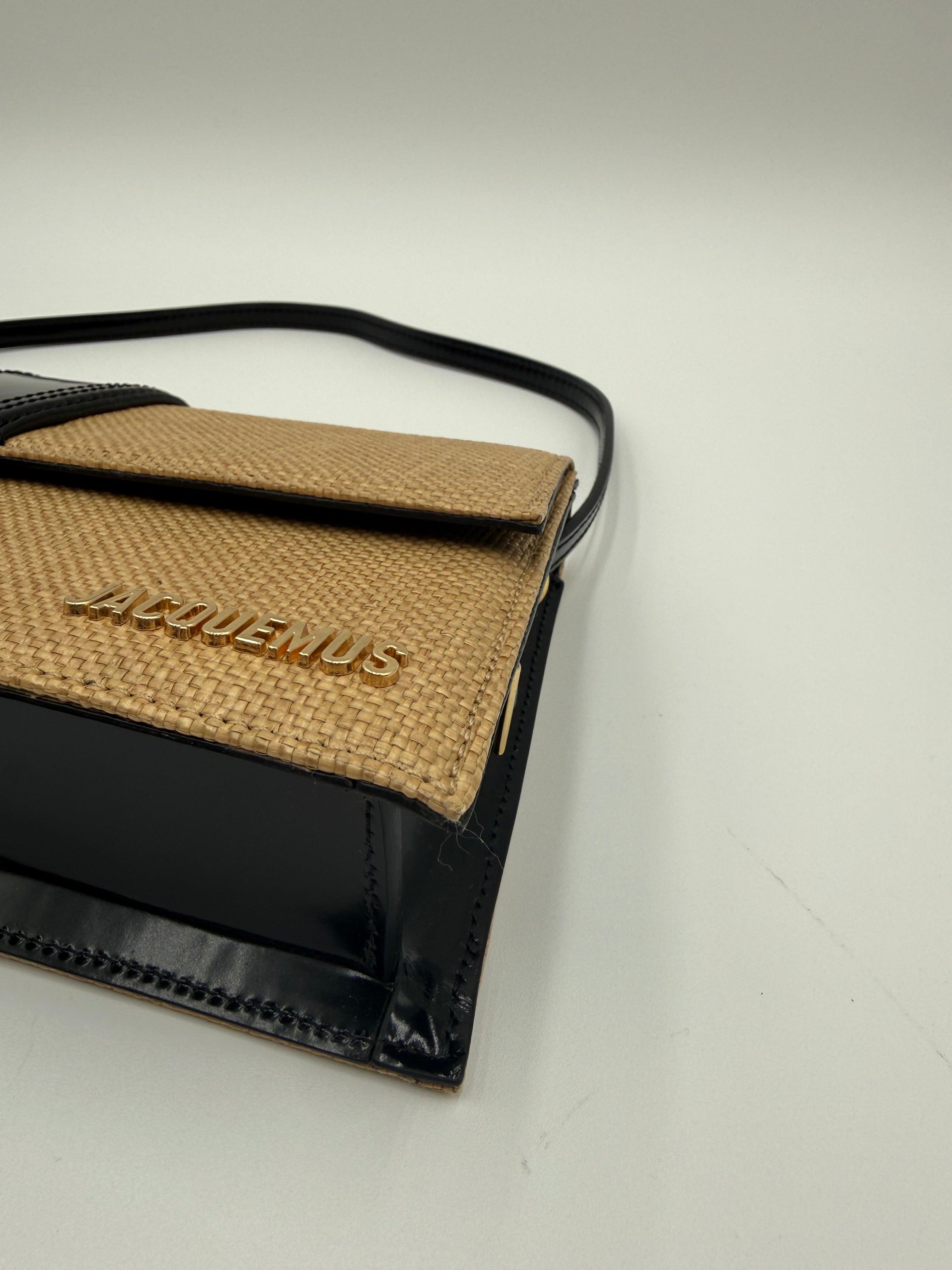 Jacquemus Borsa Le Bambino Long in Rafia Intrecciata Beige e Pelle Nera - Mercatino di Ninni