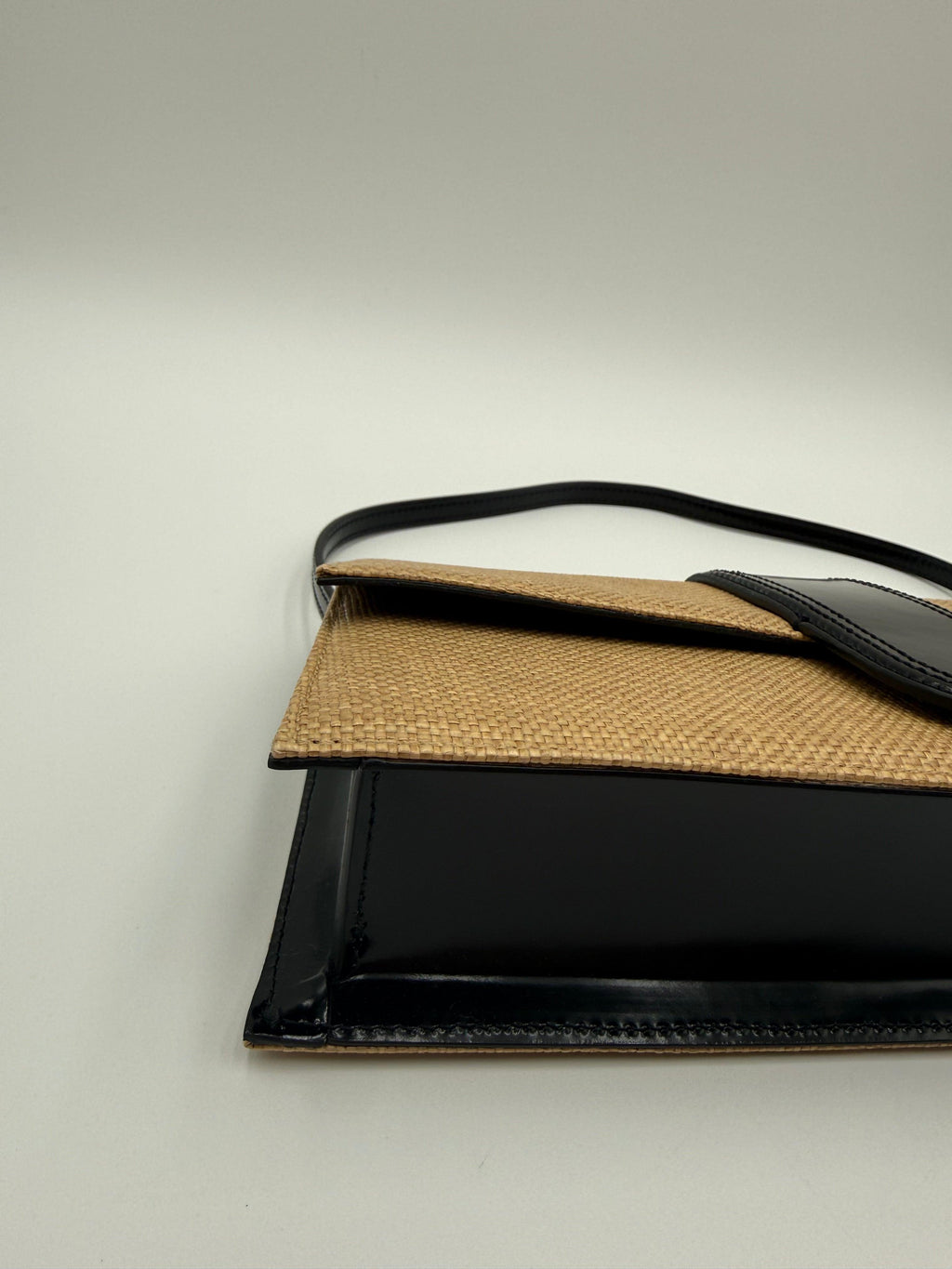 Jacquemus Borsa Le Bambino Long in Rafia Intrecciata Beige e Pelle Nera - Mercatino di Ninni