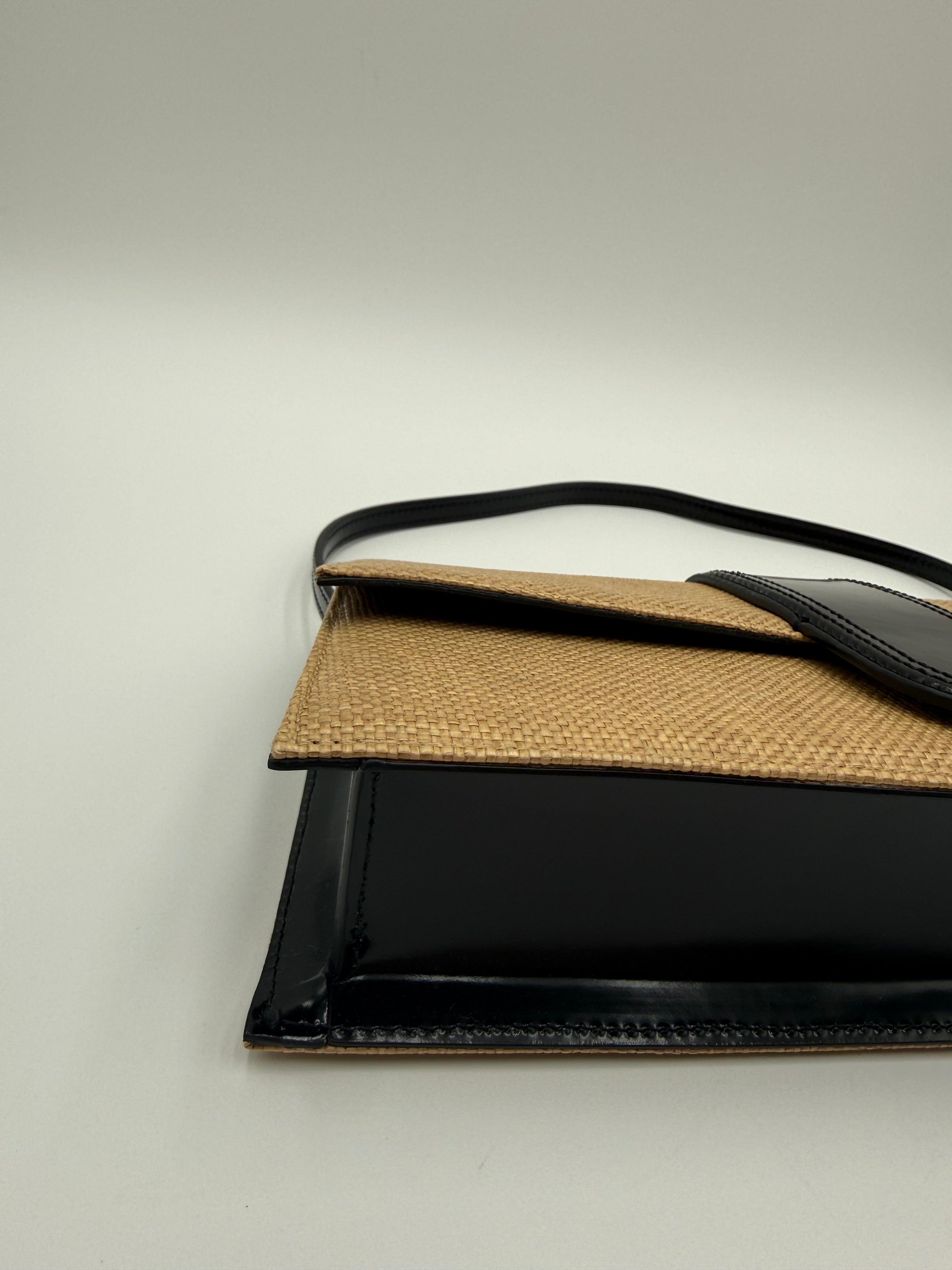 Jacquemus Borsa Le Bambino Long in Rafia Intrecciata Beige e Pelle Nera - Mercatino di Ninni