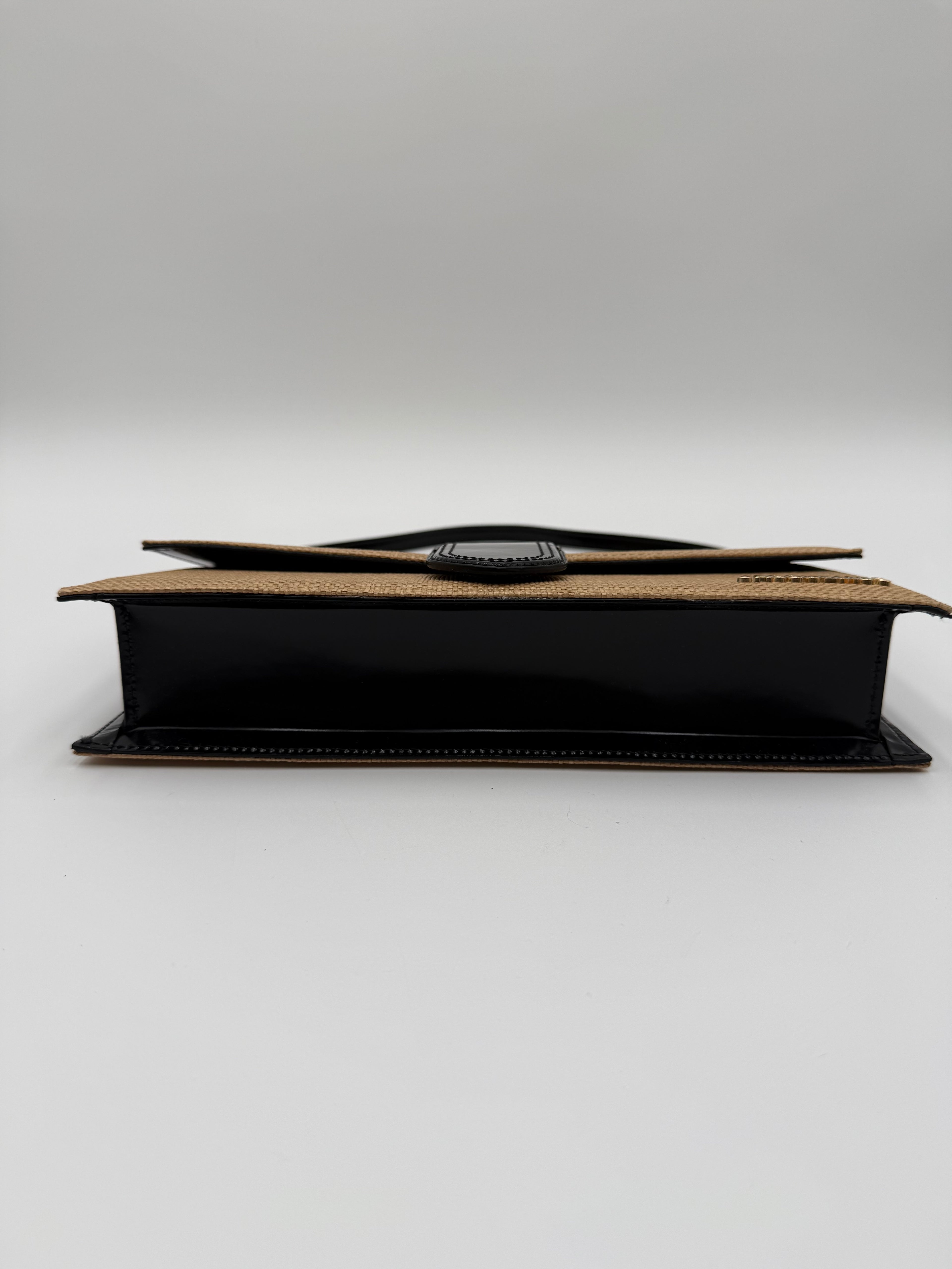 Jacquemus Borsa Le Bambino Long in Rafia Intrecciata Beige e Pelle Nera - Mercatino di Ninni