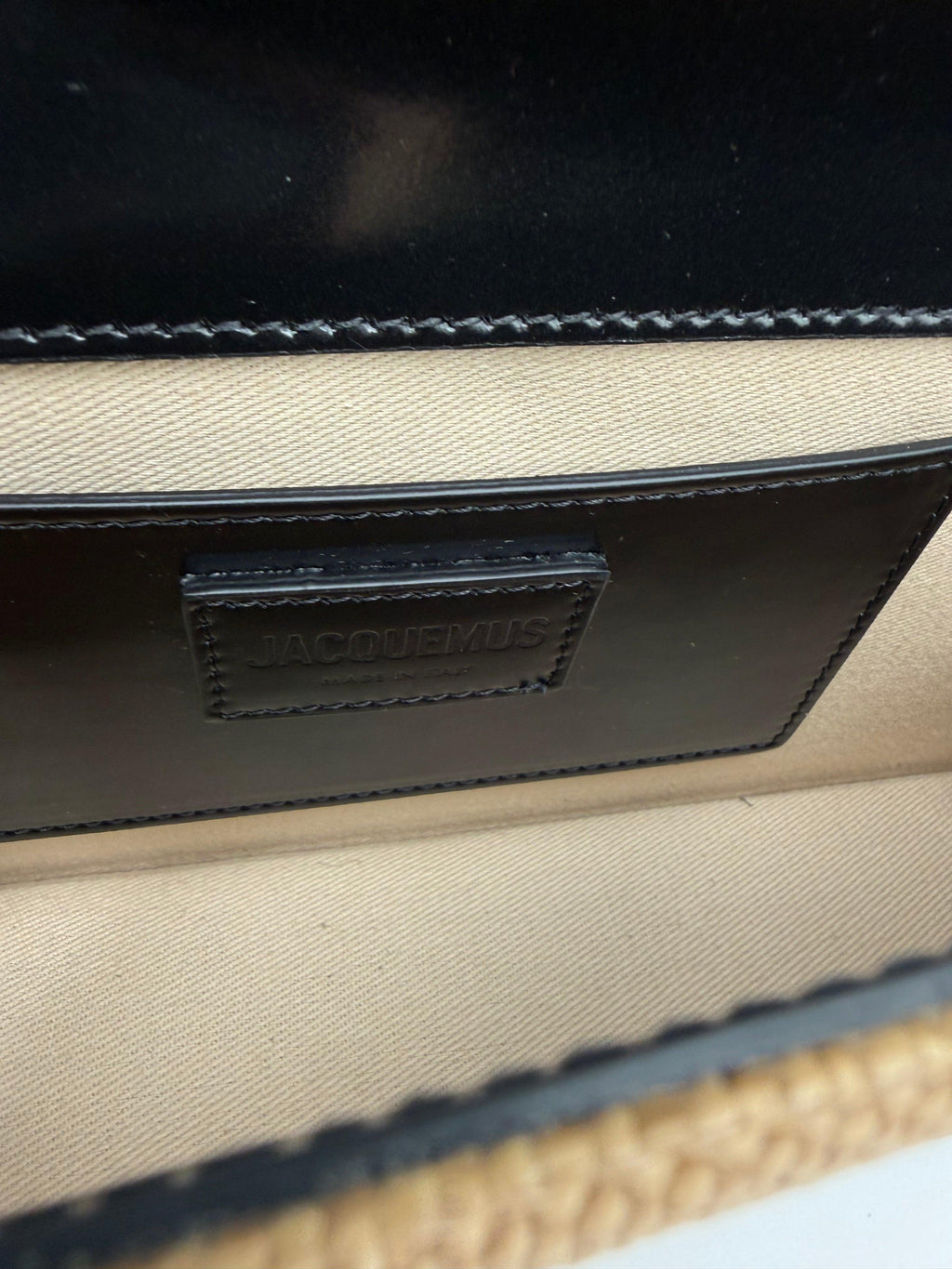 Jacquemus Borsa Le Bambino Long in Rafia Intrecciata Beige e Pelle Nera - Mercatino di Ninni