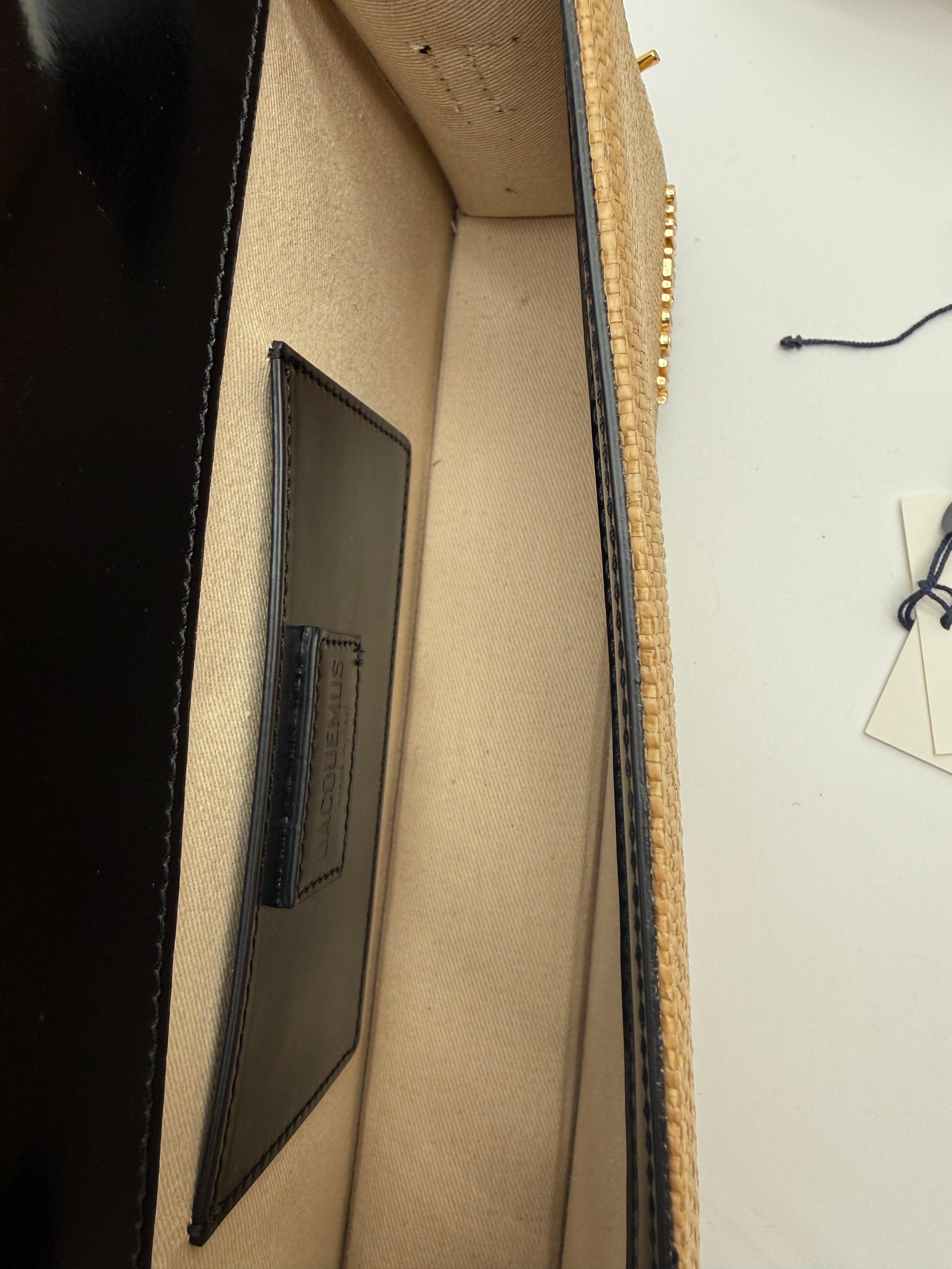 Jacquemus Borsa Le Bambino Long in Rafia Intrecciata Beige e Pelle Nera - Mercatino di Ninni