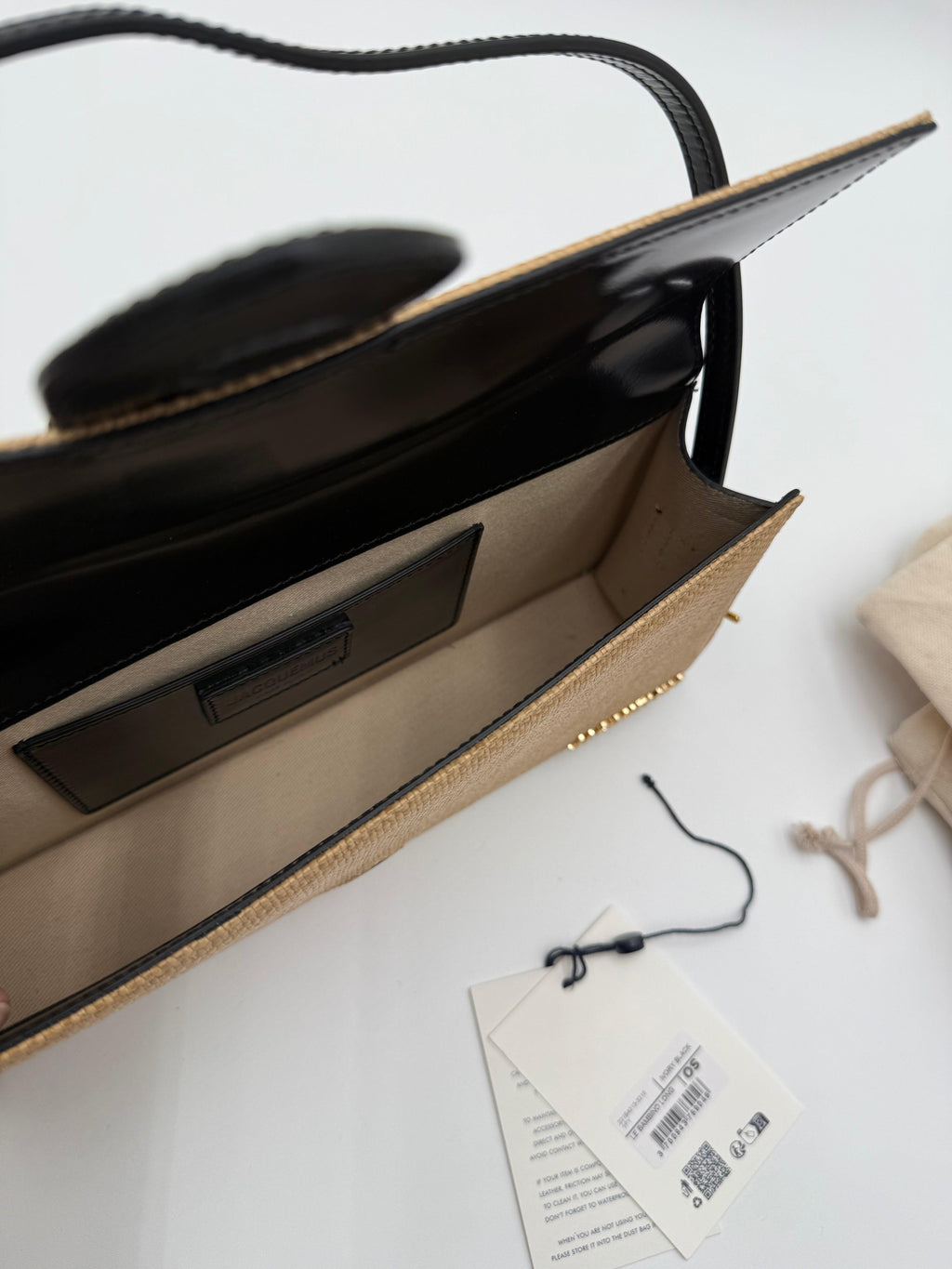 Jacquemus Borsa Le Bambino Long in Rafia Intrecciata Beige e Pelle Nera - Mercatino di Ninni