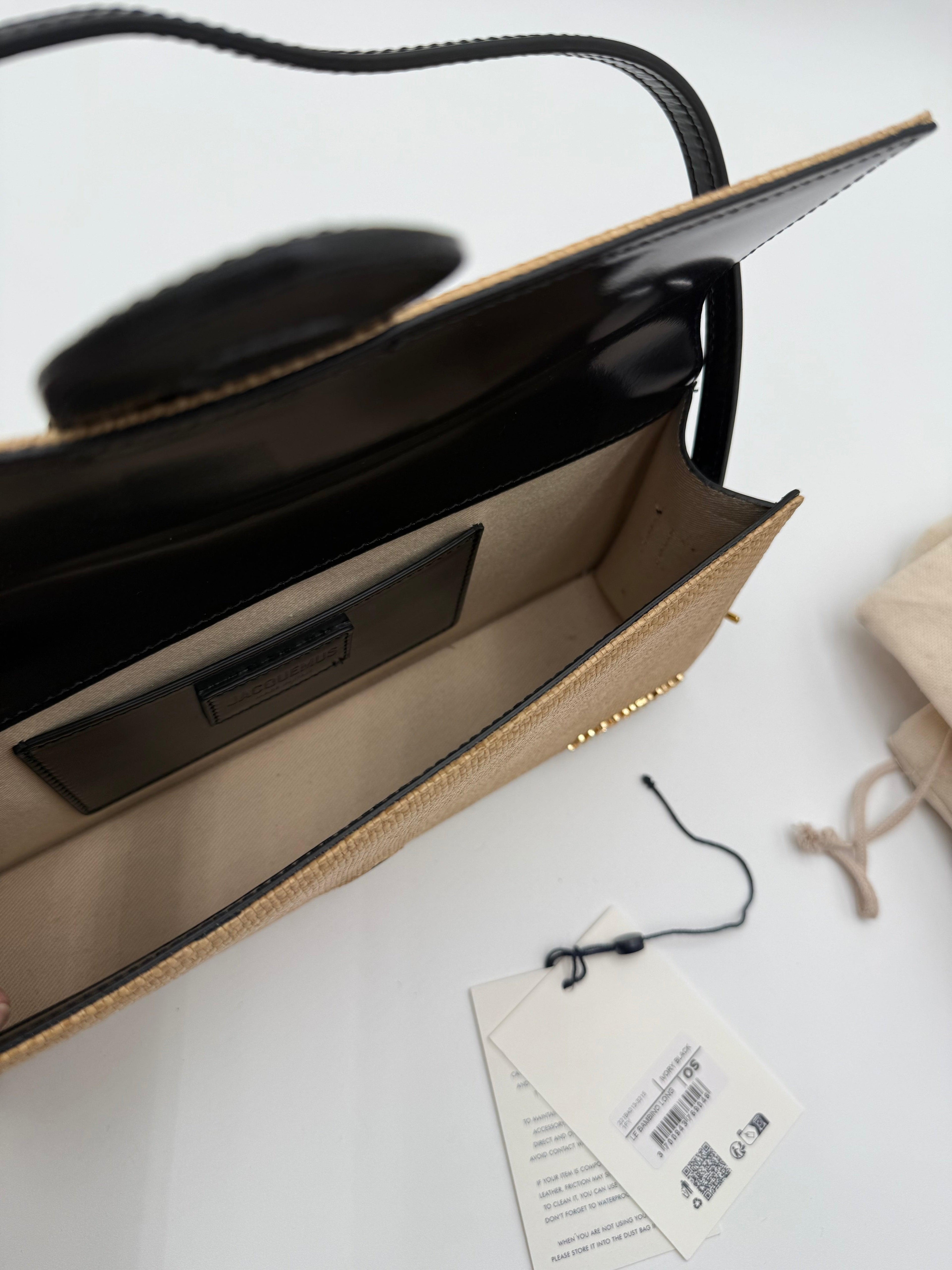 Jacquemus Borsa Le Bambino Long in Rafia Intrecciata Beige e Pelle Nera - Mercatino di Ninni