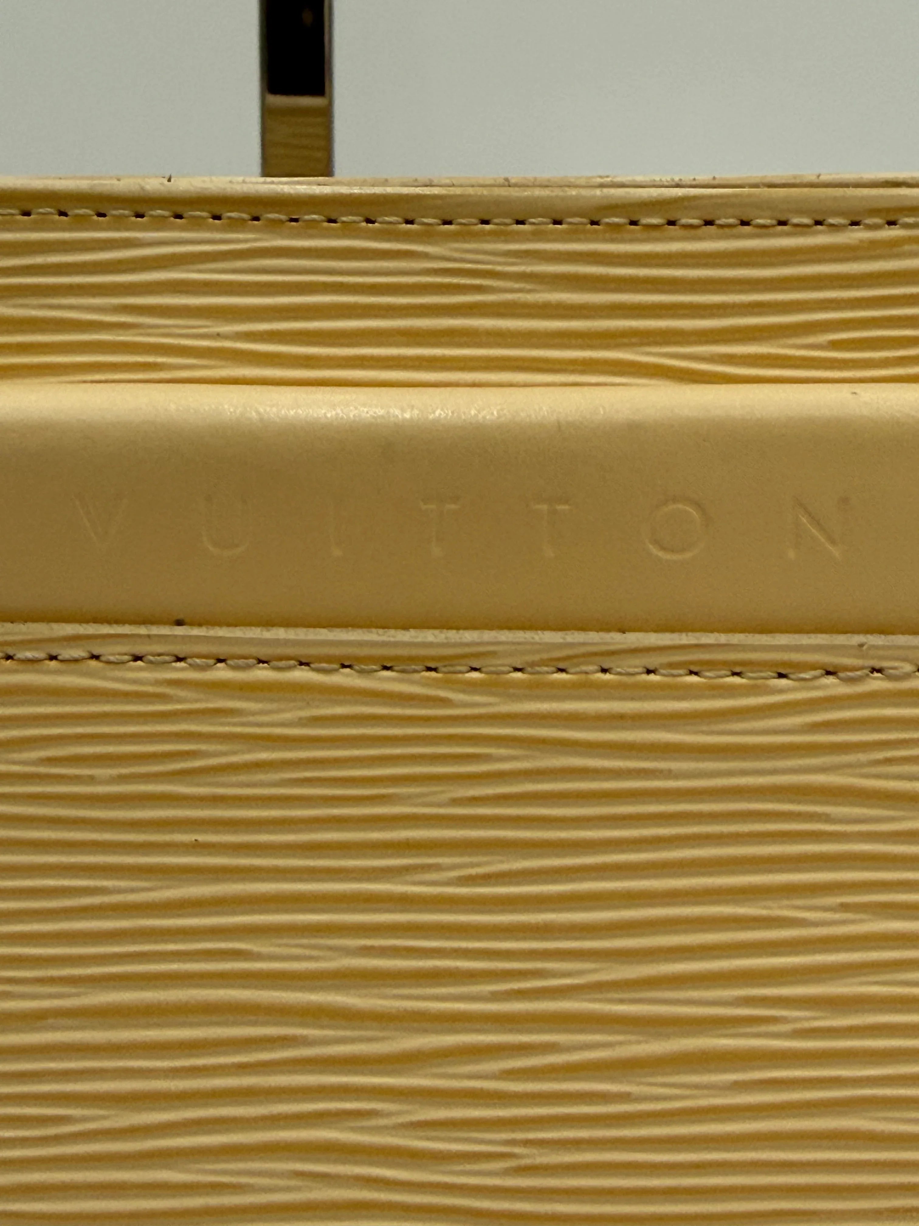 Louis Vuitton Borsa Saint Tropez in Pelle Epi Giallo Burro - Mercatino di Ninni