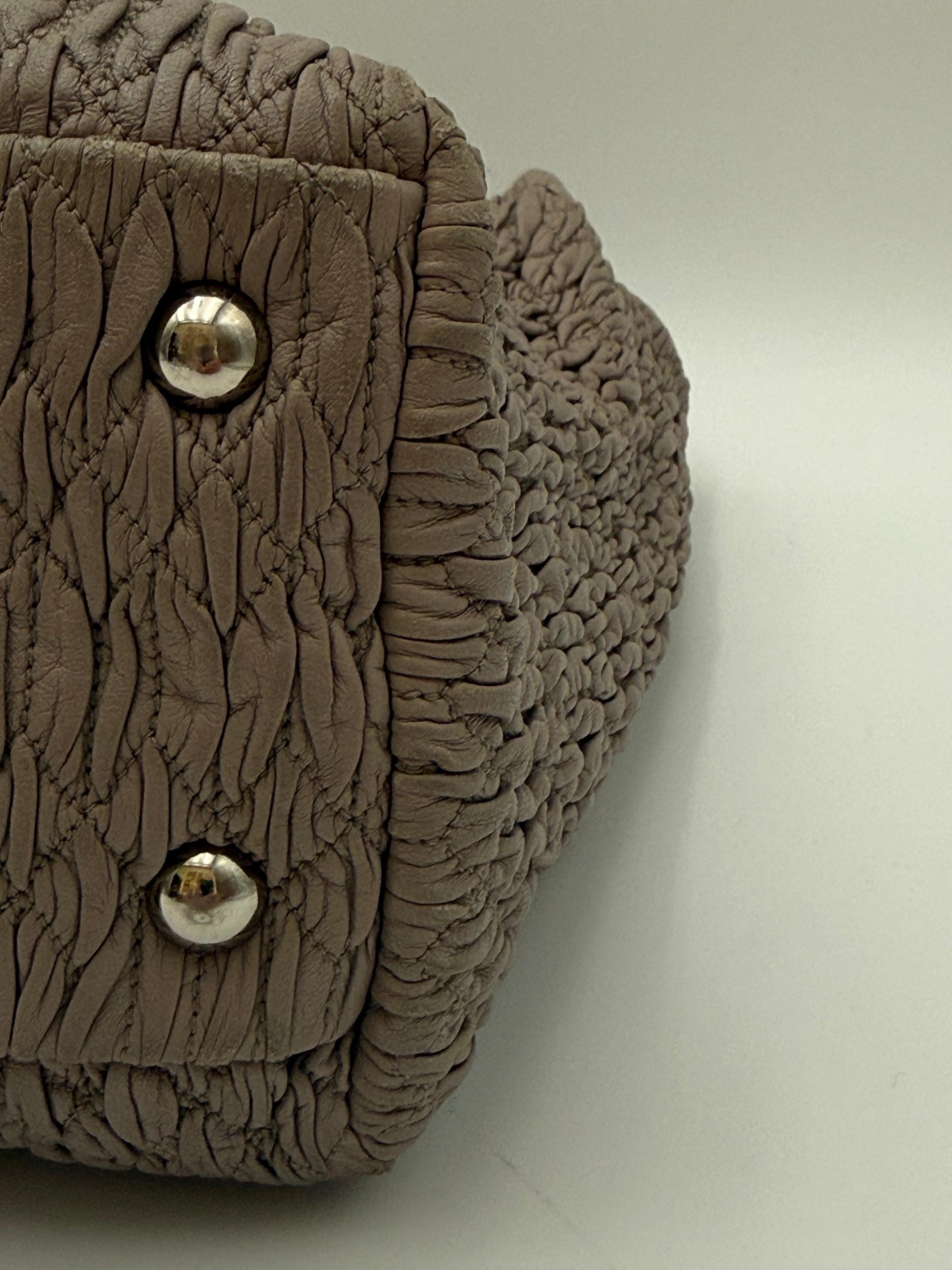 Miu Miu Borsa Shopping in Pelle Cloquet Tortora