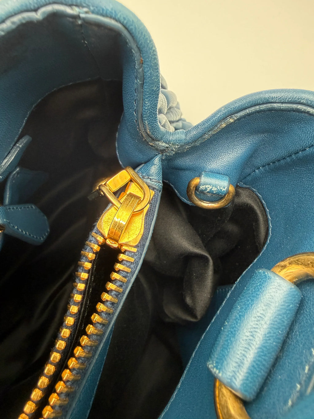 Miu Miu Borsa Tote in Pelle Matelassé Blu Cobalto - Mercatino di Ninni