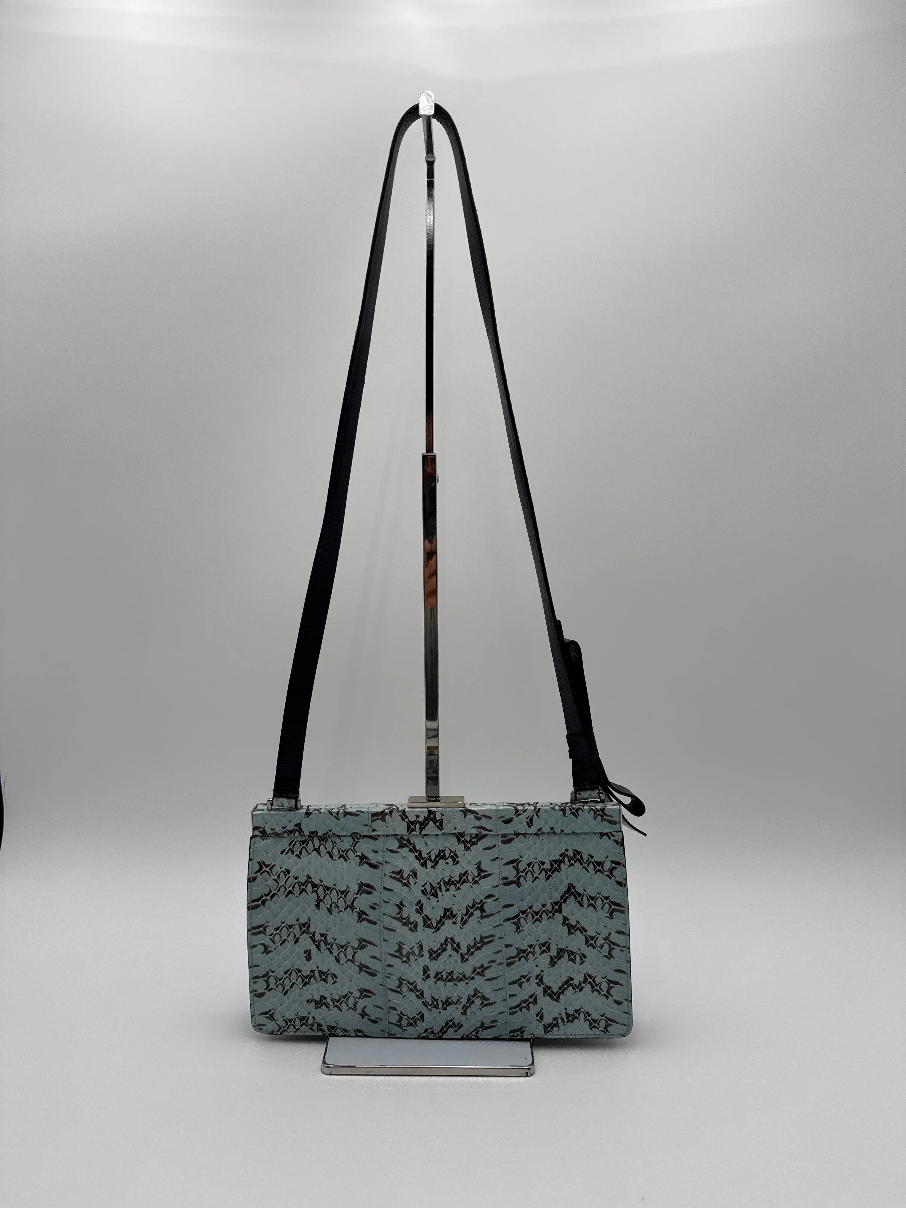 Miu Miu Borsa a Tracolla Vintage in Pelle di Pitone Celeste - Mercatino di Ninni