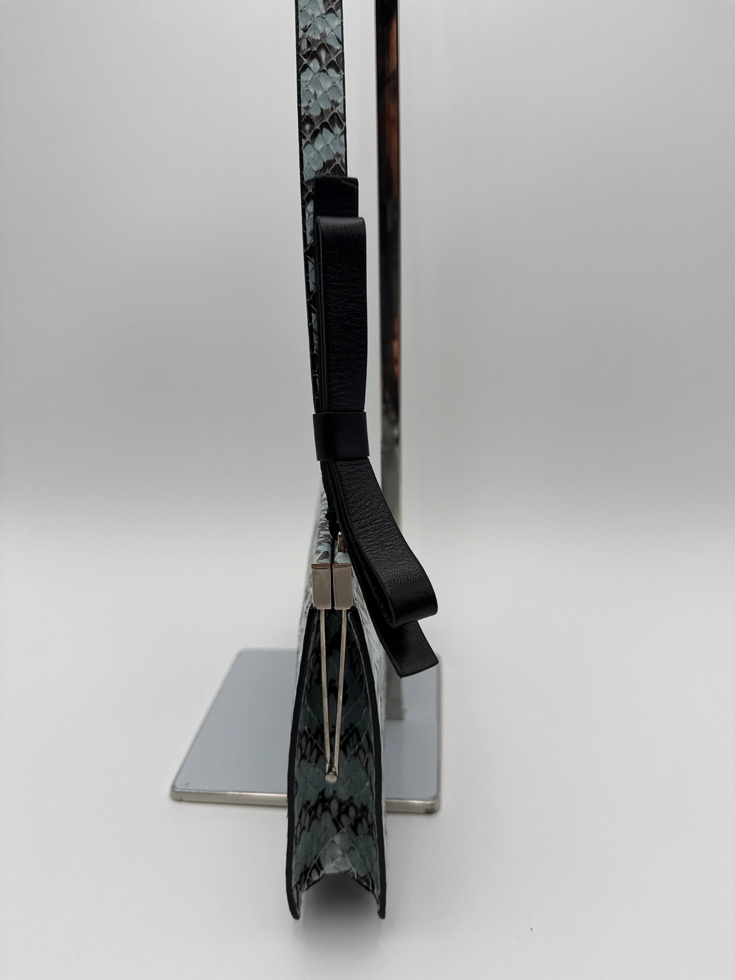 Miu Miu Borsa a Tracolla Vintage in Pelle di Pitone Celeste - Mercatino di Ninni