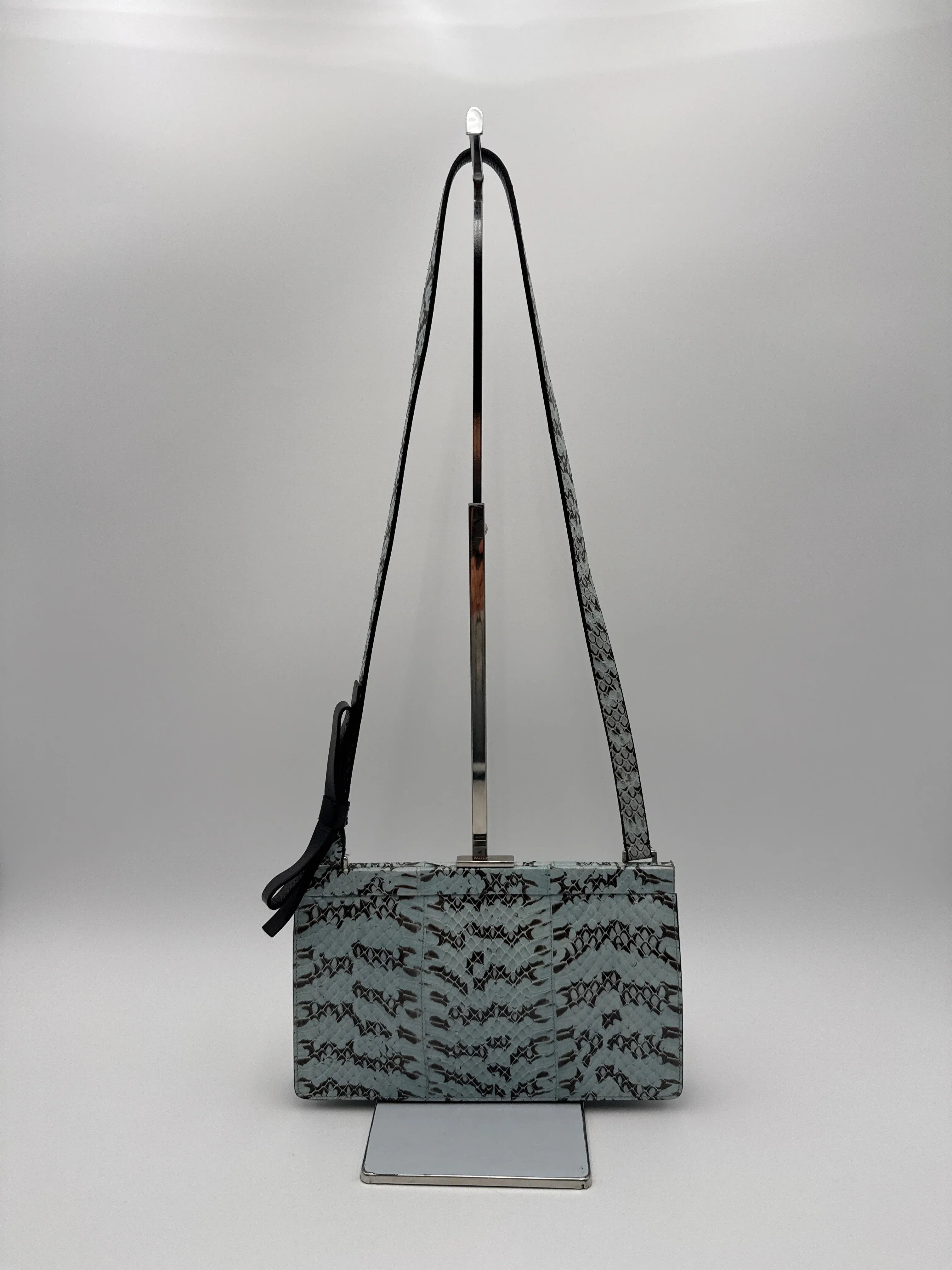 Miu Miu Borsa a Tracolla Vintage in Pelle di Pitone Celeste - Mercatino di Ninni